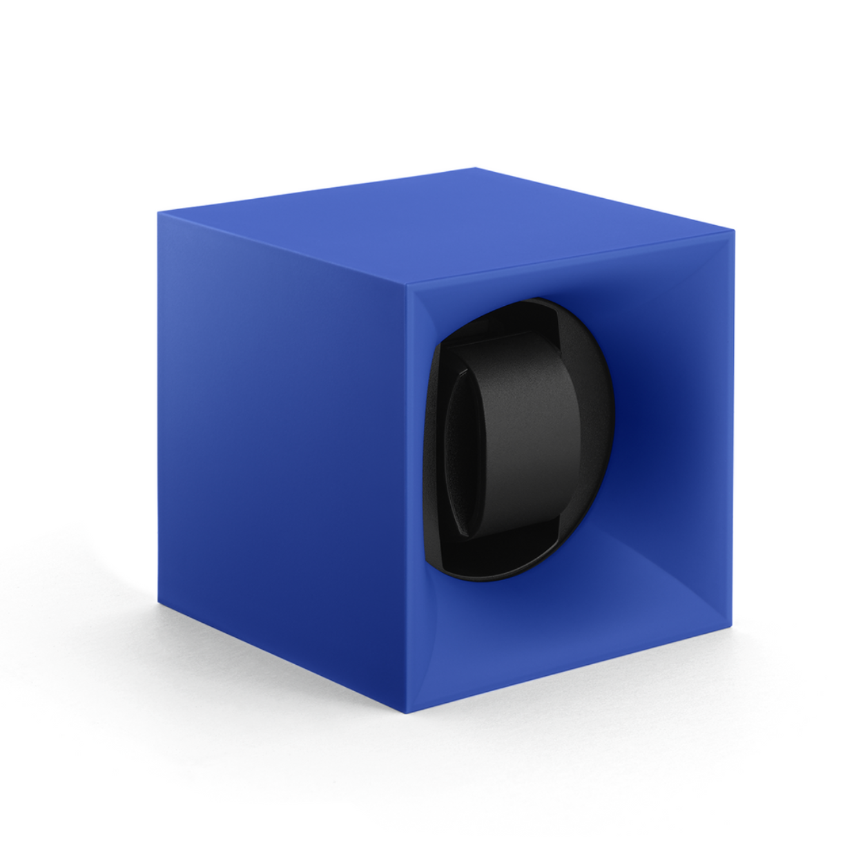 De watchwinders van het Startbox assortiment van SwissKubik gebruiken frisse kleuren en moderne, verfijnde lijnen. Deze watchwinders zijn tot het uiterste vereenvoudigd en brengen de essentiële elementen van de expertise van het merk samen. Door hun Soft Touch oppervlak voelen ze ongelooflijk zacht aan.

De afmeting van de watchwinder is 11x11x11cm