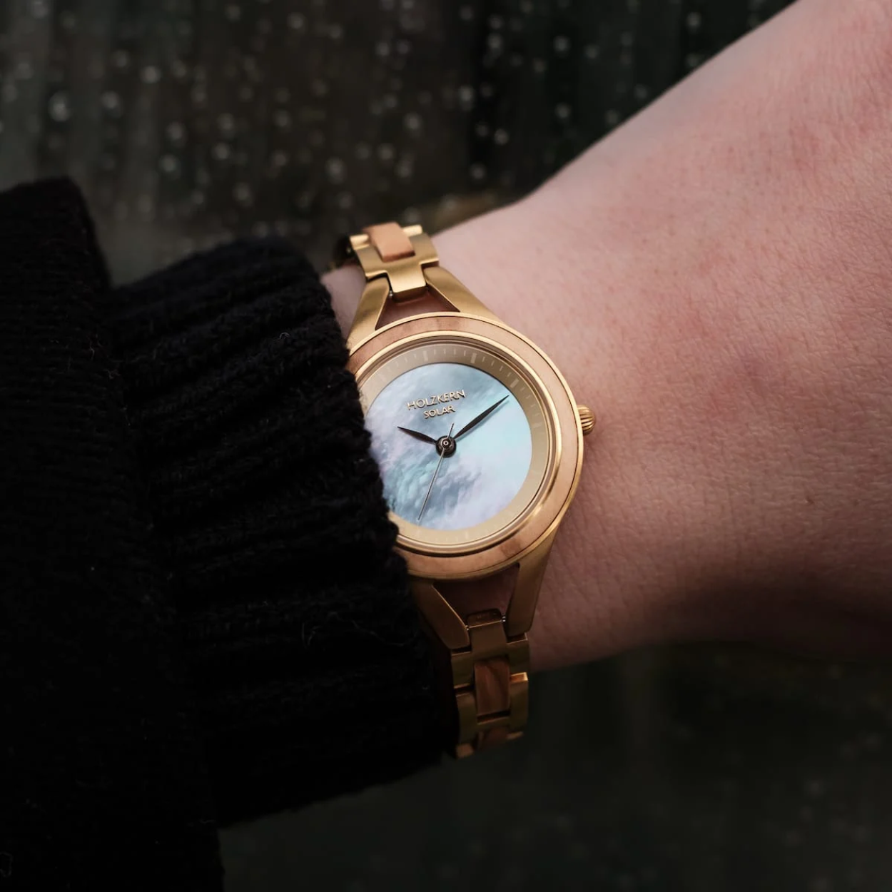 Een Tumi is een antiek, verguld mes dat vroeger in Peru als kostbaar grafgift werd gebruikt en tegenwoordig als geluksbrenger voor een goed leven dient.

Ons elegante horloge met glinsterend parelmoer en innovatief zonne-uurwerk is ontworpen om de zonnestralen voor u op te vangen en u elke dag aan uw geluk te herinneren.