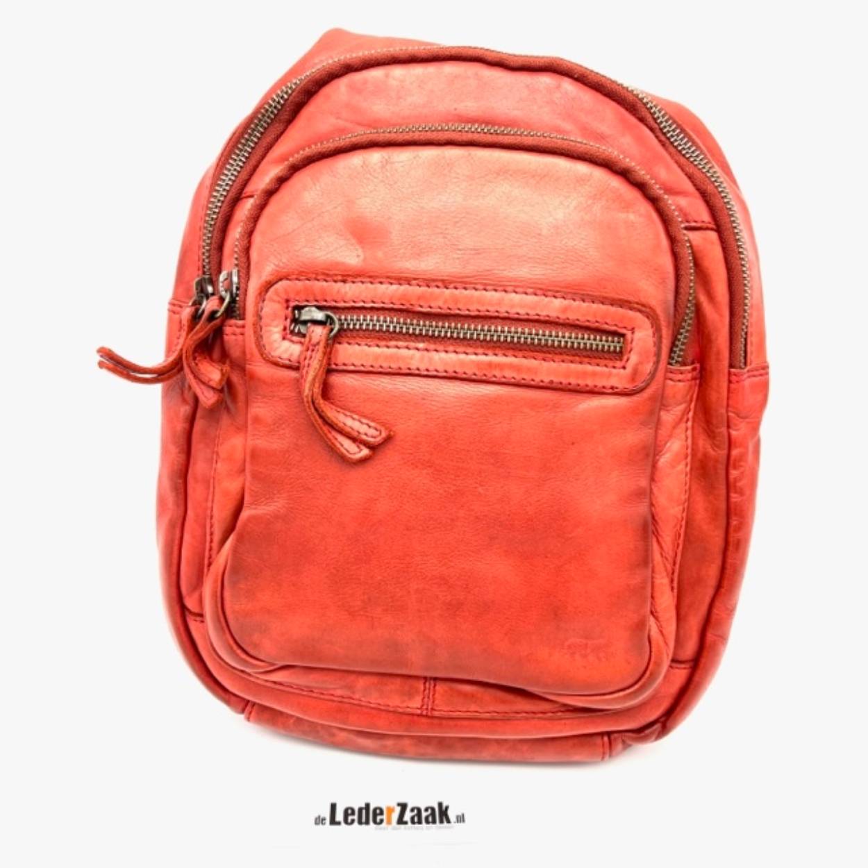 Deze BearDesign Joy rugtas is gemaakt van hoogwaardig rood leer en heeft een tijdloos ontwerp met stijlvolle details. De tas heeft meerdere compartimenten en een verstelbare schouderband voor optimaal draagcomfort. Draag de rugtas op je rug voor een trendy en praktische look, perfect voor dagelijks gebruik of tijdens het reizen. Een must-have accessoire voor elke stijlbewuste vrouw!