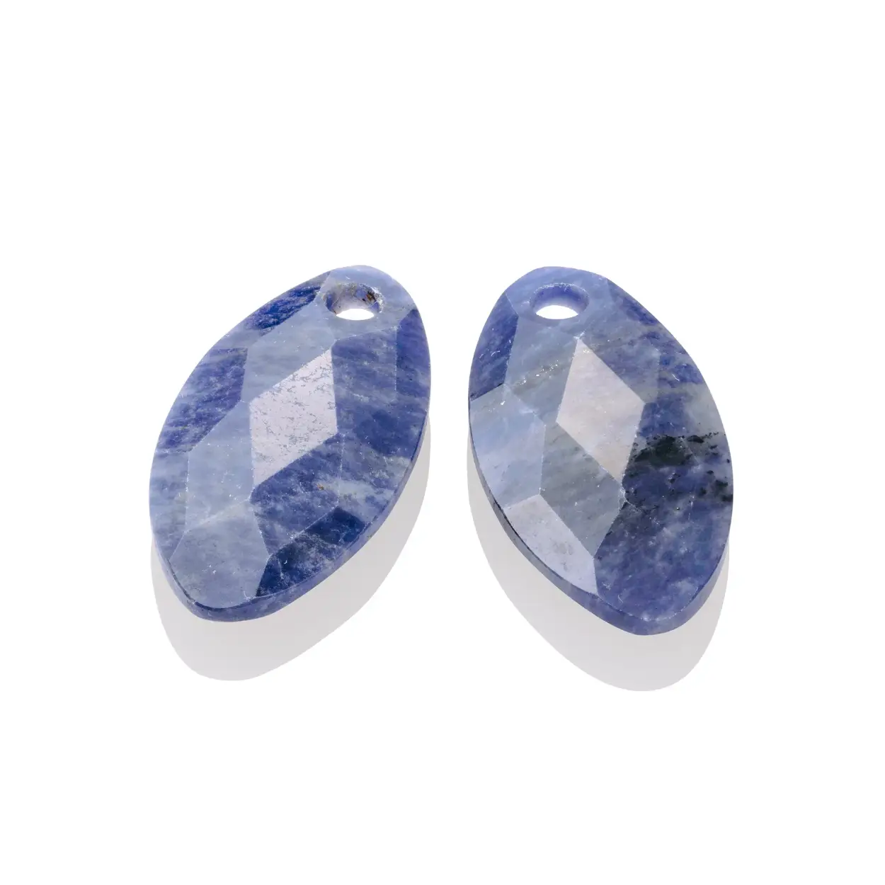 De Sodalite Leaf oorbel edelstenen zijn ontzettend mooi en geschikt voor elke gelegenheid. Ze zijn prachtig gefacetteerd en tijdloos en voegen direct kleur toe aan jouw outfit en sieraden look.