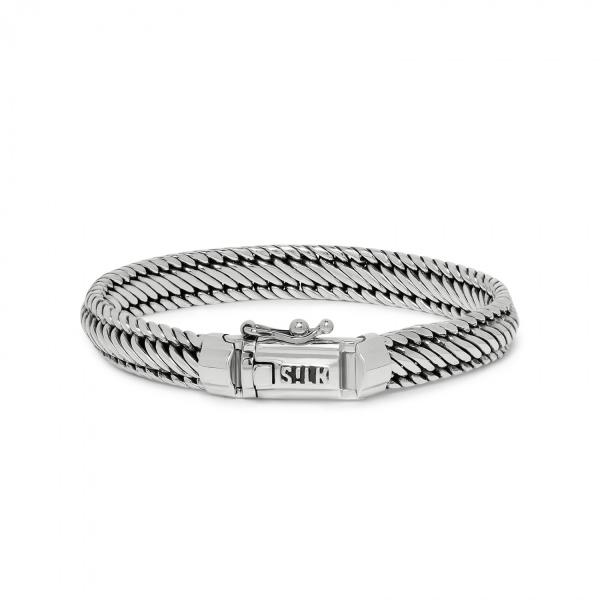 Dit tijdloze zilveren armbandje van SILK bestaat uit fijne in elkaar gevlochten draden in een Franse Gourmet structuur waardoor het armbandje zich zeer soepel om de pols vormt. De stijlvolle armband is 8mm breed.