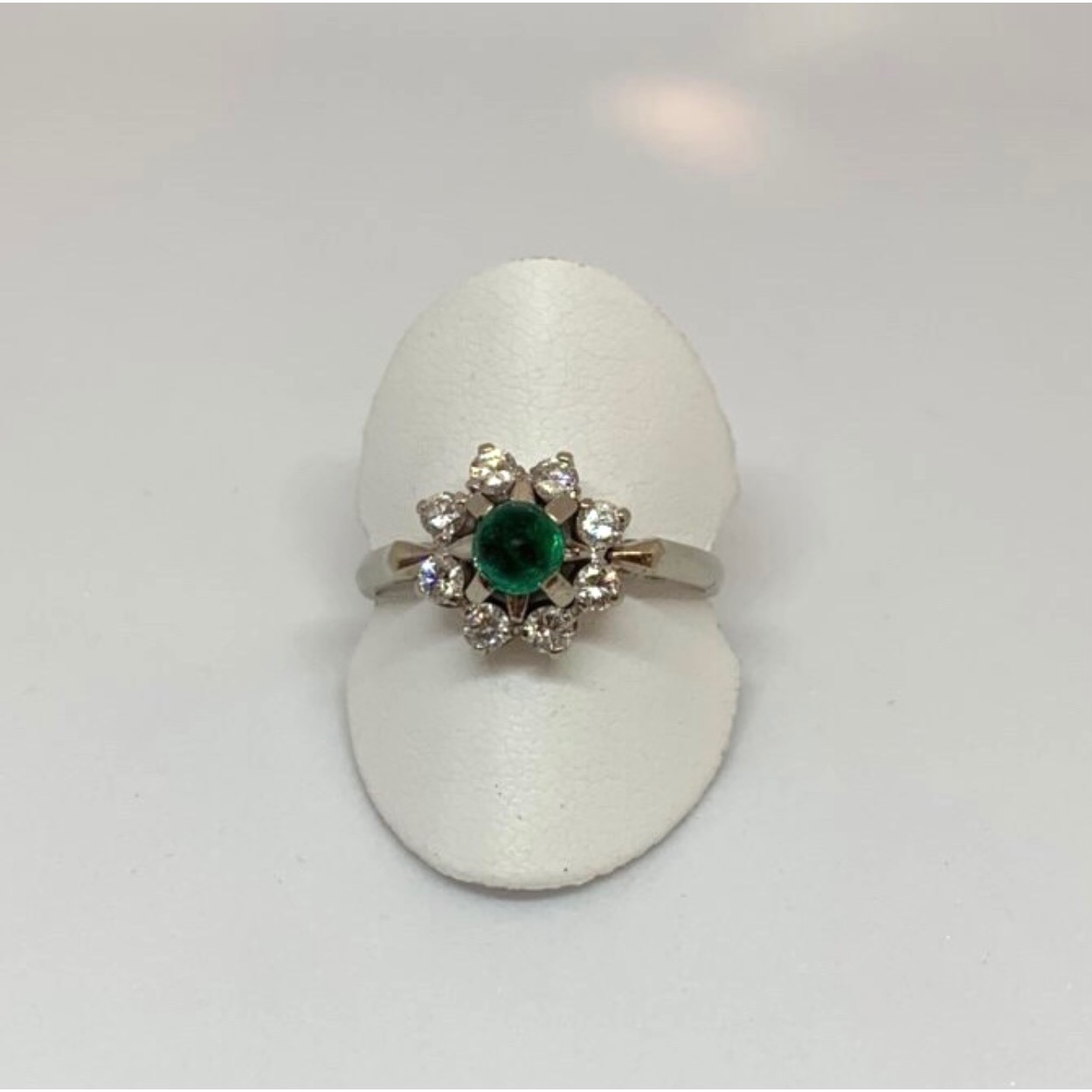 14 krt witgouden ring met smaragd/briljant