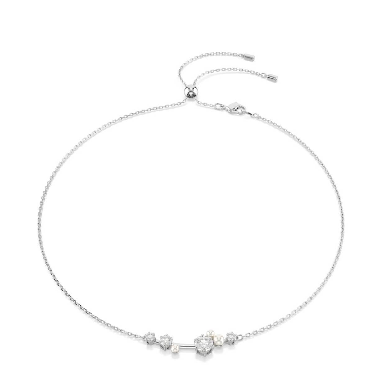 Straal als een ster met deze veelzijdige Constella-creatie. Het ontwerp met rhodium toplaag heeft een speciaal trekmechanisme, waardoor u het sieraad als ketting of choker kunt dragen. Aan de voorkant lijken de Swarovski Zirkonia en Swarovski Crystal Pearls in verschillende maten te zweven tussen de discrete verbindingen, wat kosmische verwondering opwekt. Experimenteer met de verschillende stylingmogelijkheden en draag het samen met een bijpassende ring voor eindeloze lichtreflecties.