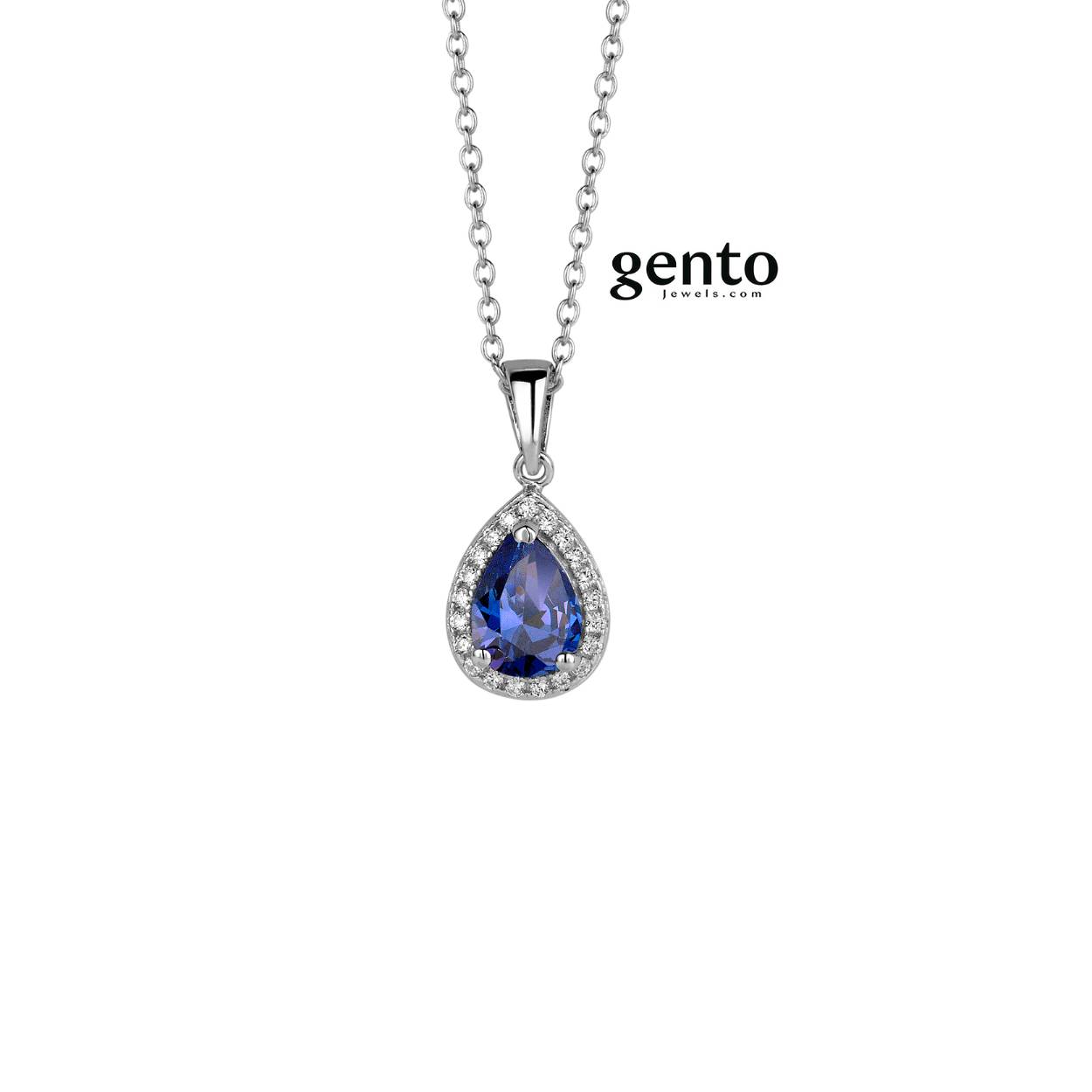 Zilveren ketting (43 cm) met hanger.
De hanger bevat een peervormige blauwe zirkonium met kleine zirkonium steentjes errond.
Bijhorende ring en oorstekers ook verkrijgbaar van deze serie.