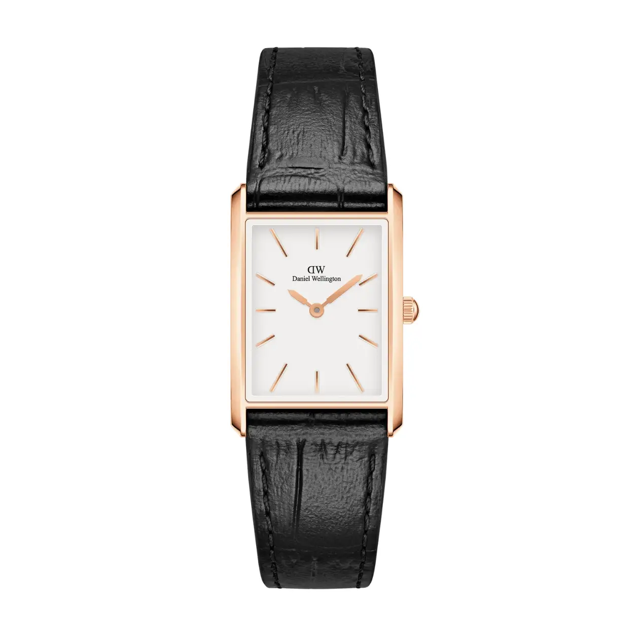 Met strakke geometrische randen en twee maten om uit te kiezen, brengt onze Bound-collectie perfecte symmetrie aan je pols. De gebogen rechthoekige kast van dit roségouden horloge komt precies overeen met de breedte van de zwarte leren band met krokodillenpatroon, waardoor je een naadloos geïntegreerde wijzerplaat krijgt.