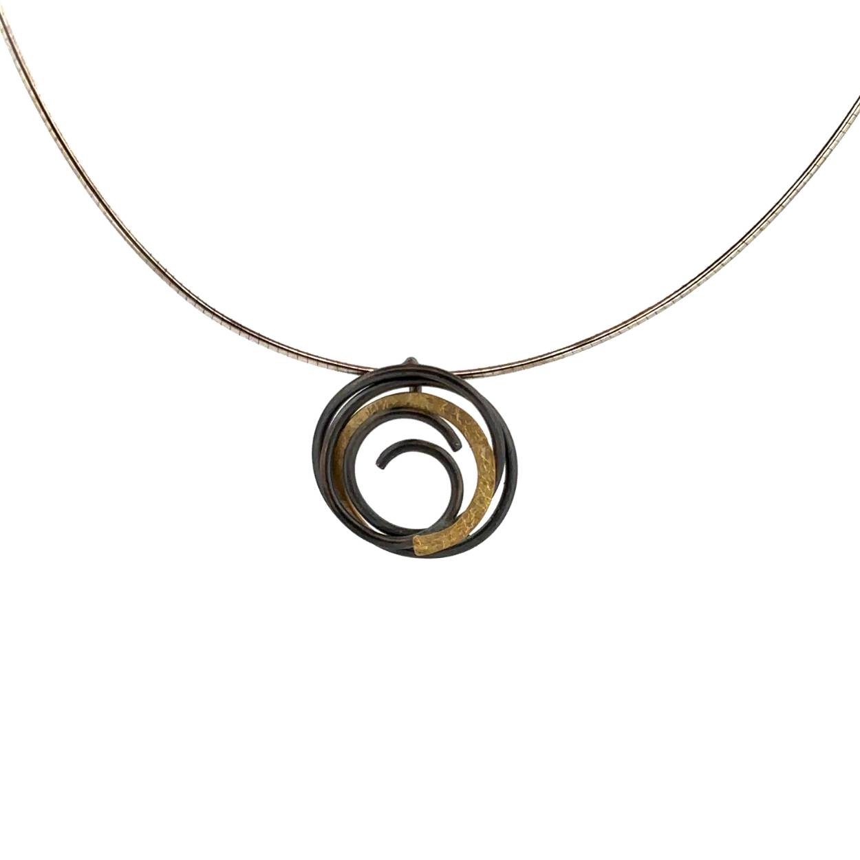 Een speelse hanger uit de Black and Gold serie die gemaakt is van geoxideerd zilver waardoor het een mooie donkere kleur krijgt. Door de gewaagde combinatie van zwart met het goud is dit sieraad net even anders.

Deze hanger wordt los verkocht maar we adviseren haar met een bijpassende ketting/spang van zilver of geelgoud met een lengte van 45cm.

Maak een afspraak en kom deze sierlijke hanger eens passen! Of bestel haar gelijk, dan sturen we deze mooi verpakt naar je toe.