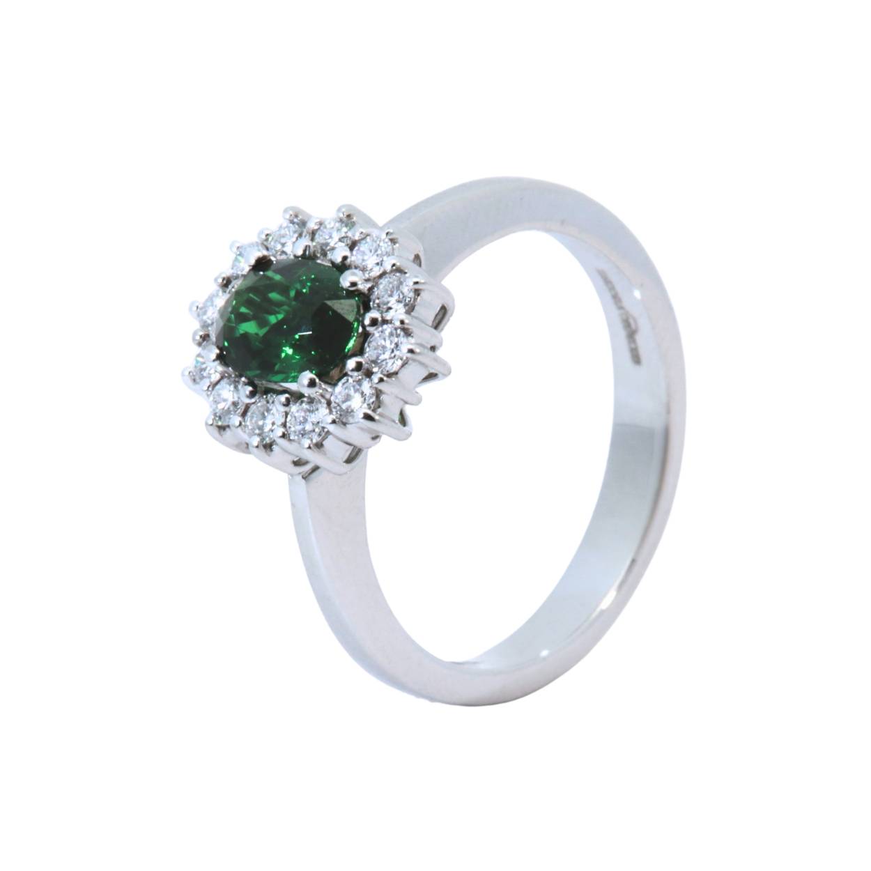 Witgouden ring met Tsavoriet omringd door diamanten.