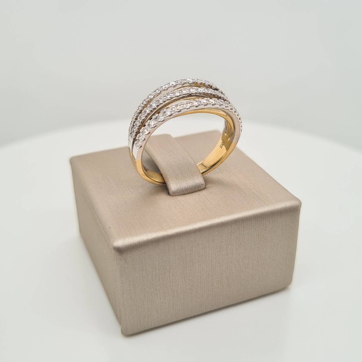 Prachtige 14krt gouden ring met diamanten 0,55crt H Si.

Deze ring is maat 54 (17,25), heeft u interesse in een andere maat? Neem dan contact met ons op.