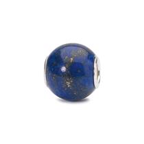 Trollbeads bedel lapis lazuli: Lapis lazuli haalt dingen helderder voor je geest. Deze edelsteen wordt zowel op het oostelijk als het westelijk halfrond gewonnen. Lapis lazuli is de edelsteen die zelfbewustzijn symboliseert en je helpt jezelf te zijn zonder angst.