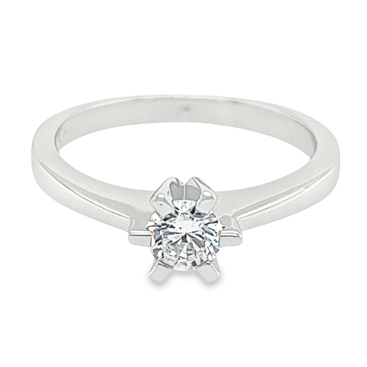 Deze prachtige zilveren ring is gerhodineerd en speciaal ontworpen voor dames. De ring heeft een solitaire Zirkonia steen die zorgt voor een schitterende en sprankelende uitstraling. Het ontwerp is solide en elegant en past bij iedere gelegenheid. De ring is gemaakt van hoogwaardig zilver en heeft een zilverkleurige afwerking. Het speciale item van de ring is de briljante Zirkonia steen die het middelpunt vormt. Deze ring is een tijdloze toevoeging aan je sieradencollectie en zal zeker de aandacht trekken.