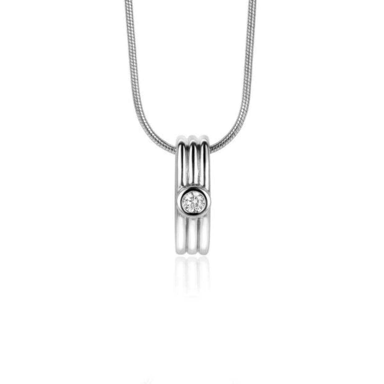 ZINZI zilveren hanger in langwerpige staafvorm met drie banen en in het midden bezet met één ronde witte zirconia. Het sieraad is 17 mm lang en 5 mm breed. Combineer met een ketting naar wens. De hanger is exclusief collier geprijsd. Maak je look compleet met de bijpassende oorsieraden en ring! Vervaardigd van eerste gehalte zilver (925) en voorzien van een extra rodiumlaag voor een langdurige glans.