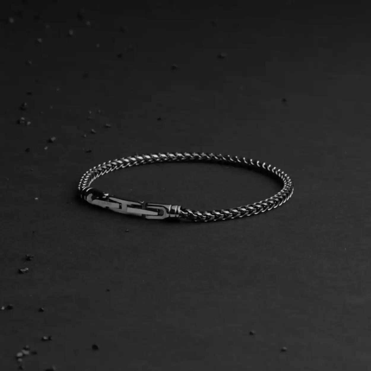 De Cito Black armband is een prachtige 3mm vossenstaart armband met een op maat gemaakte sluiting. Hij is +-1 cm verstelbaar, dus je hoeft je niet al te veel zorgen te maken over de maatvoering.
De armband is gemaakt van duurzaam 316L roestvrij staal en is met de grootste zorg afgewerkt.