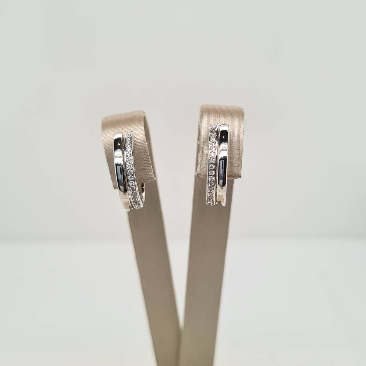 Prachtige 14 karaat witgouden oorbellen met diamant, 0.09crt. 