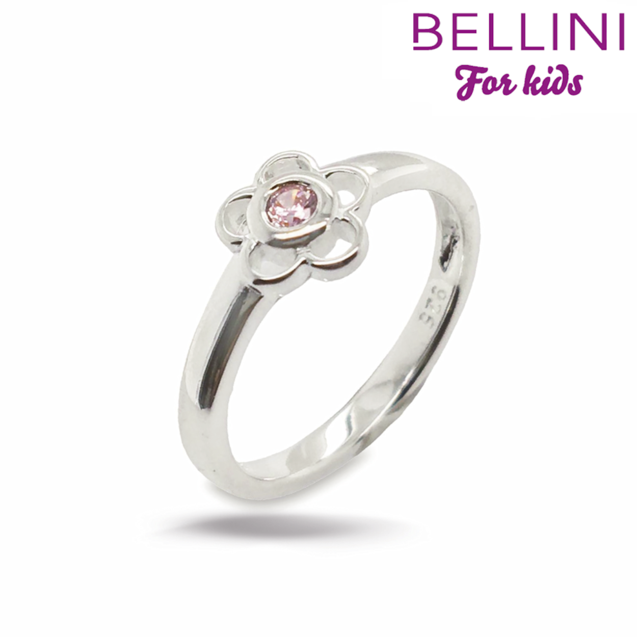 Bellini zilveren ring bloem met een roze zirkonia. De ring is onderdeel van een set. Maak de set compleet met de bijpassende oorsieraden en collier. Bellini for kids is een sieradenlijn welke speciaal voor de jonge meisjes is ontworpen. De gehele Bellini collectie is gemaakt van het eerste gehalte zilver (925) en voorzien van zirkonia's of vrolijk gekleurd emaille.  Alle Bellini kindersieraden worden geleverd in het bijbehorende roze buideltje en zijn een perfect cadeau voor een verjaardag, zwemdiploma, communie of andere feestelijke gelegenheid.