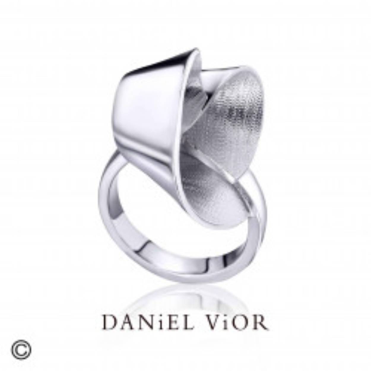 Schitterende ring van de Spaanse ontwerper Daniel Vior.
Gerhodineerd zilver