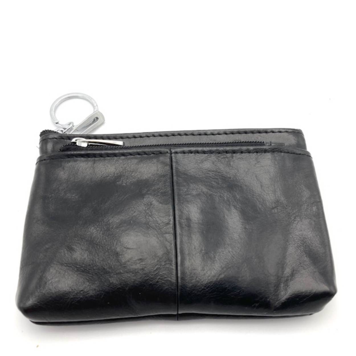 Lederen sleuteletui voorzien van voor en achterrits . Onder de toprits zit een ketting met ring en vakje voor pasjes.

Afmetingen:
Hoogte 9cm x Breed 13cm x diep 0.5cm