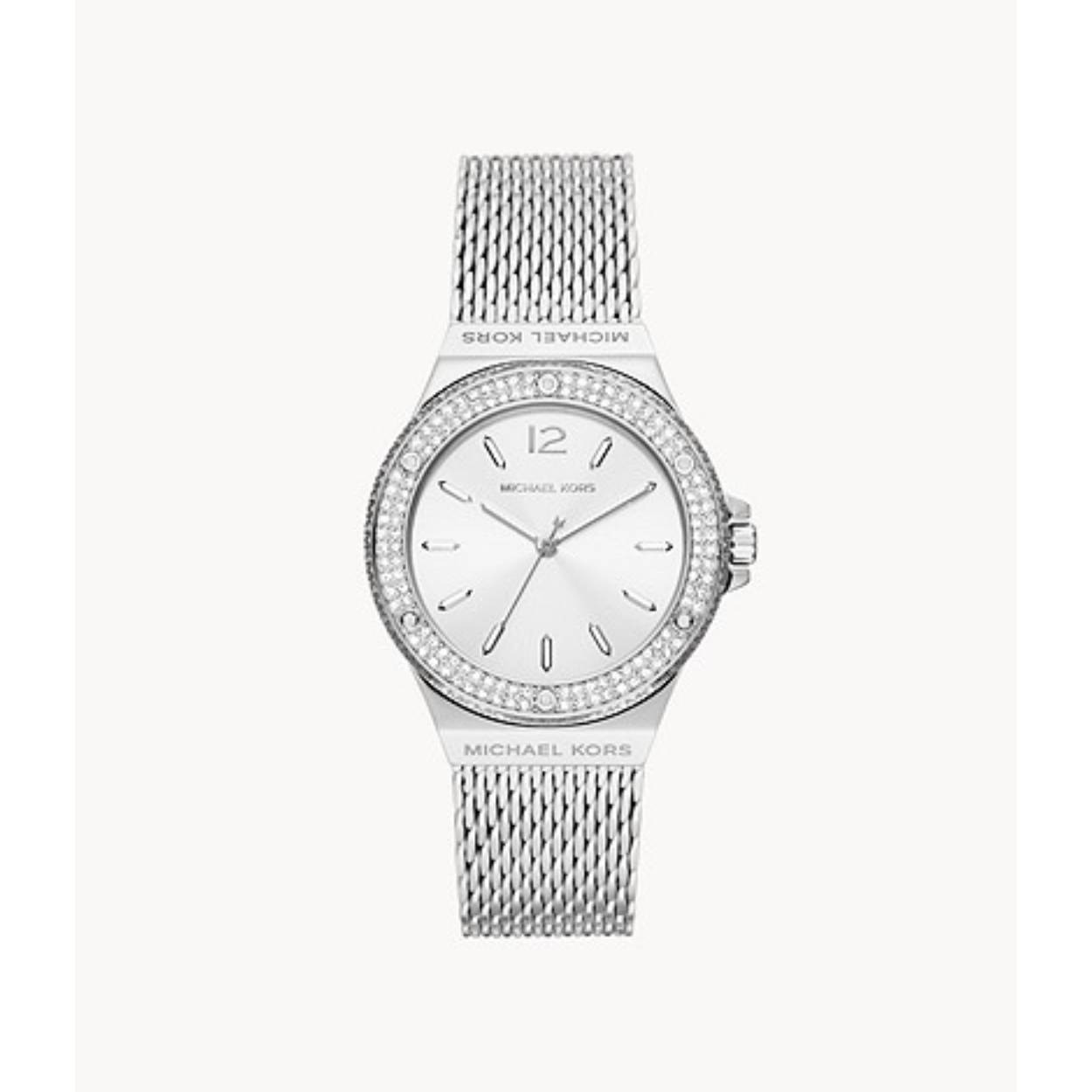 Dit Michael Kors horloge, uit de Lennox collectie, heeft een stalen kast met glinsterende steentjes geplaatst in de lunnette en een stalen milanese band. De wijzerplaat is mat zilverkleurig met wit/zilverkleurige indexen en wijzers. 