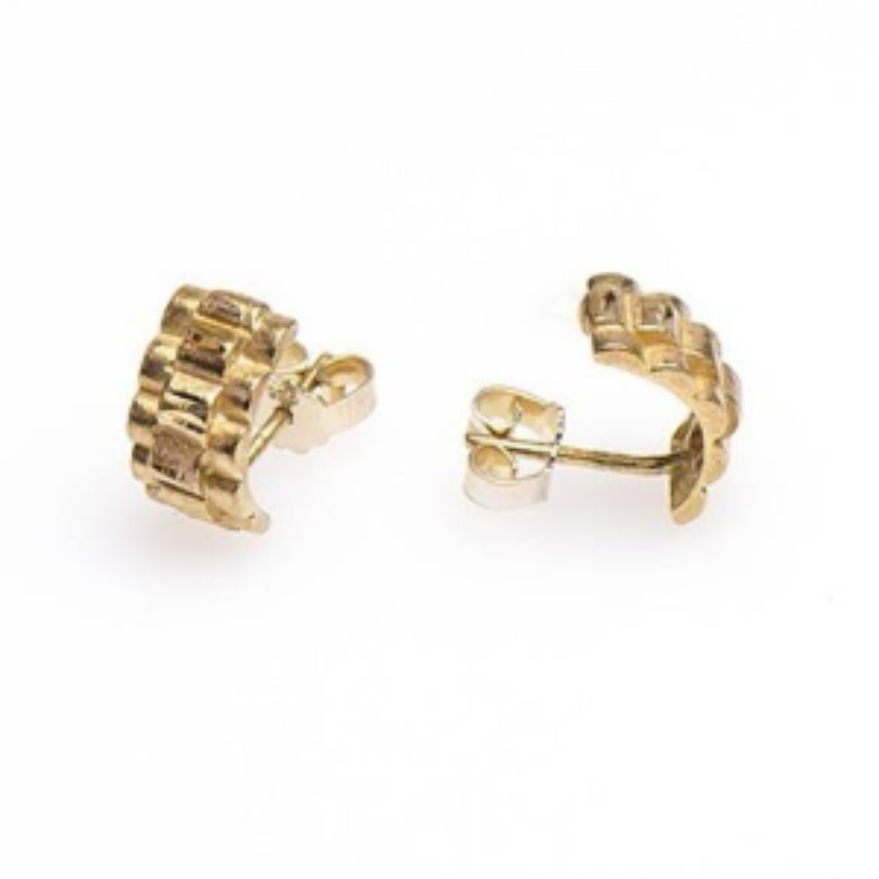 Deze vergulde schakel oorstekers hebben een stijlvol design met een goed oog voor de details. 

Onze sieraden zijn bijna allemaal handgemaakt. Daardoor zijn bijna alle schakel sieraden die wij aanbieden uniek!

Zilver verguld 3 micron 18K bladgoud