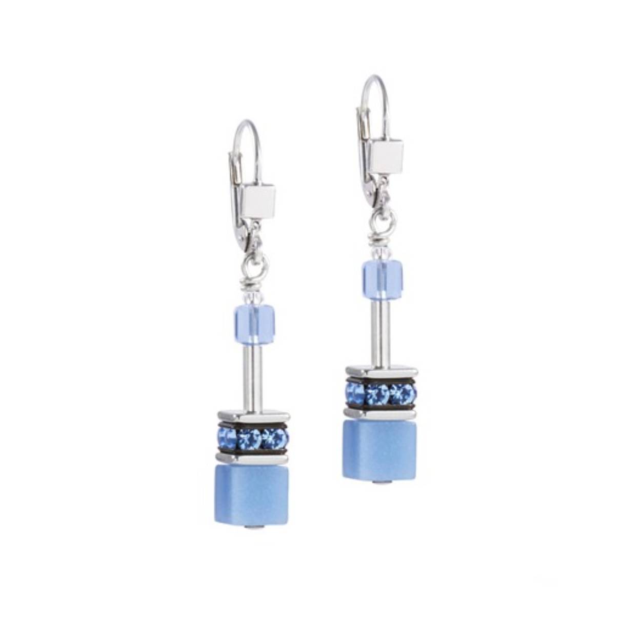 Omarm moderne stijl met de Classic GEOCUBE oorbellen van Coeur De Lion. Handgemaakt met Swarovski kristallen, strass rondellen en geslepen glas, de blauwe tinten zijn zowel opvallend als veelzijdig, waardoor het het perfecte accessoire is om elke outfit aan te vullen. Gemaakt van duurzaam roestvrij staal. Waarom zou u de look niet compleet maken met de bijpassende ketting en armband!