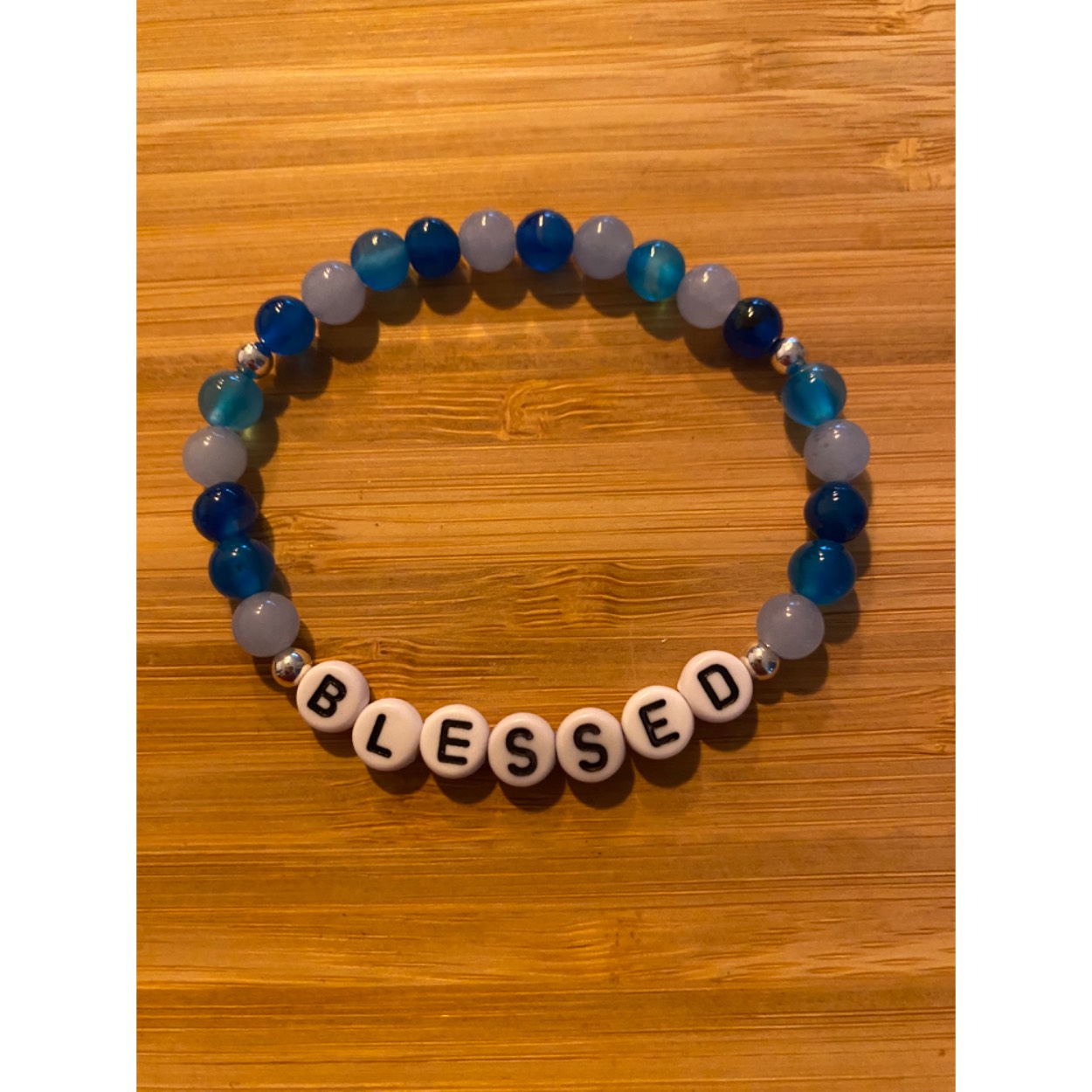 Lief armbandje met positieve tekst, Blauw agaat  en zilveren ballen. 
Dit geschenkje is belangrijk voor jezelf om jezelf eraan te herinneren dat je blij mag zijn wie je bent. Je wordt blij als je het krijgt en even blij als je het weggeeft.
Armband kan op aanvraag met elke positieve tekst gemaakt worden( max 7 letters)