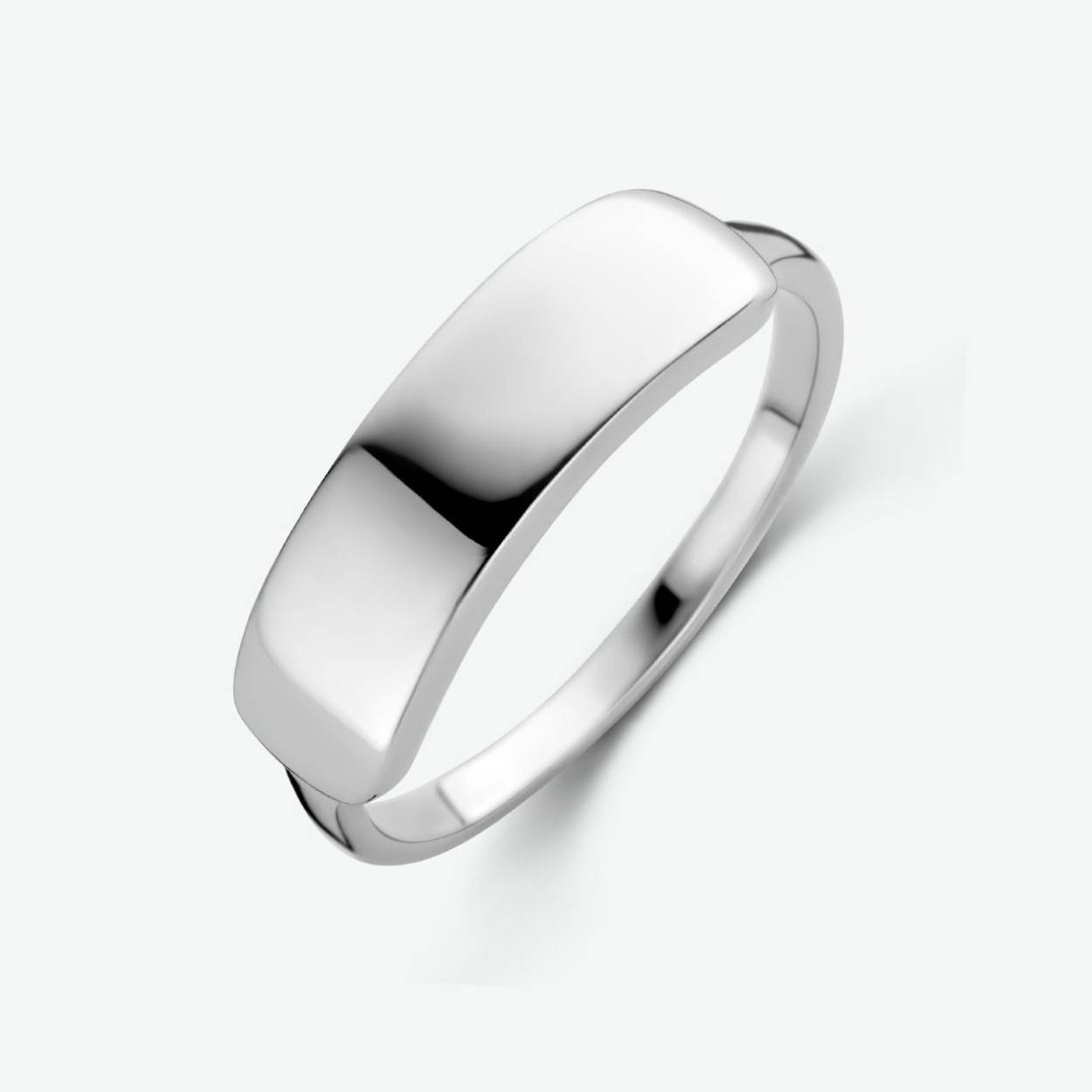 Gerhodineerd 925 zilveren graveerring. De ring heeft een breedte van 5.5mm.