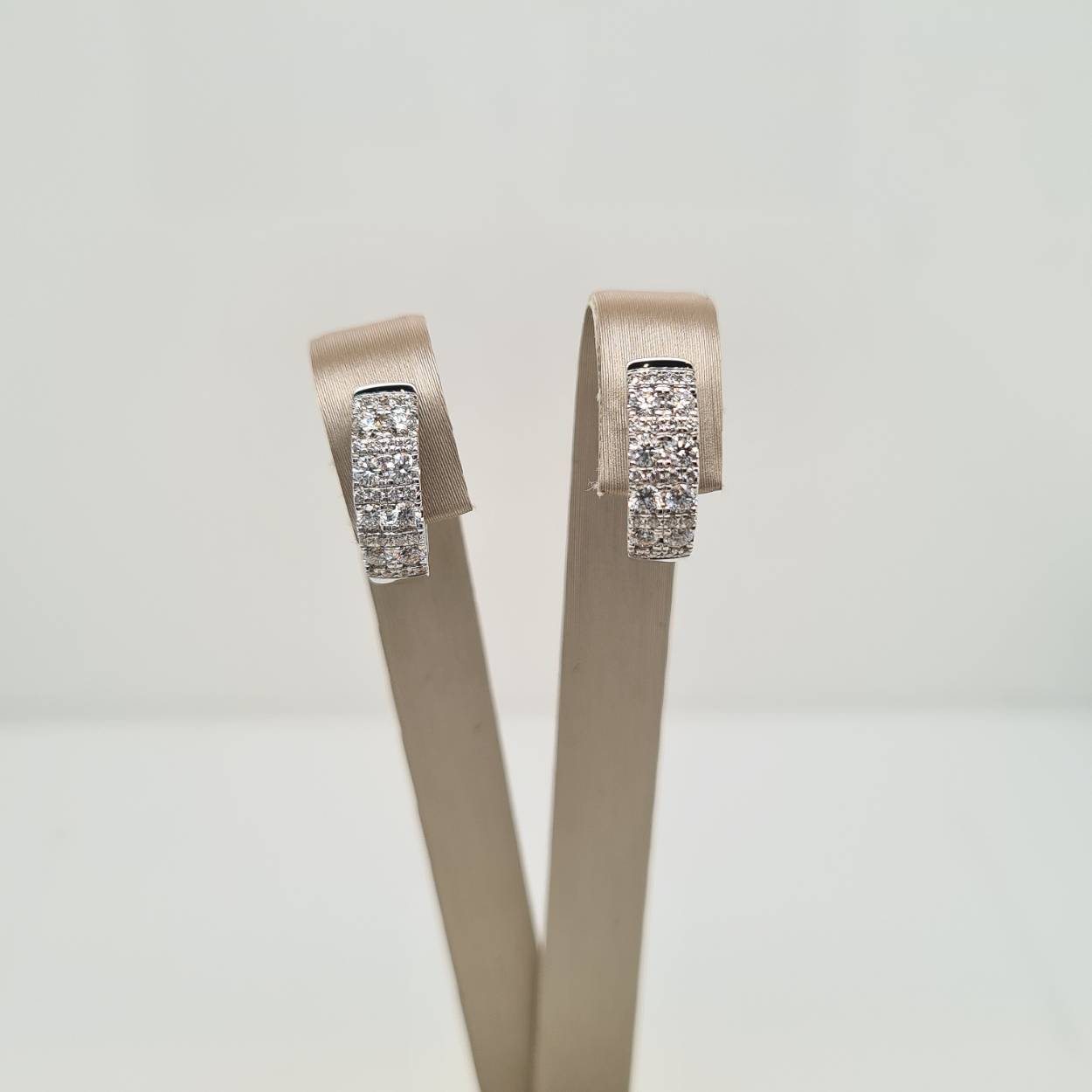 Prachtige 14 karaat witgouden oorbellen met diamant, 0.62crt. 