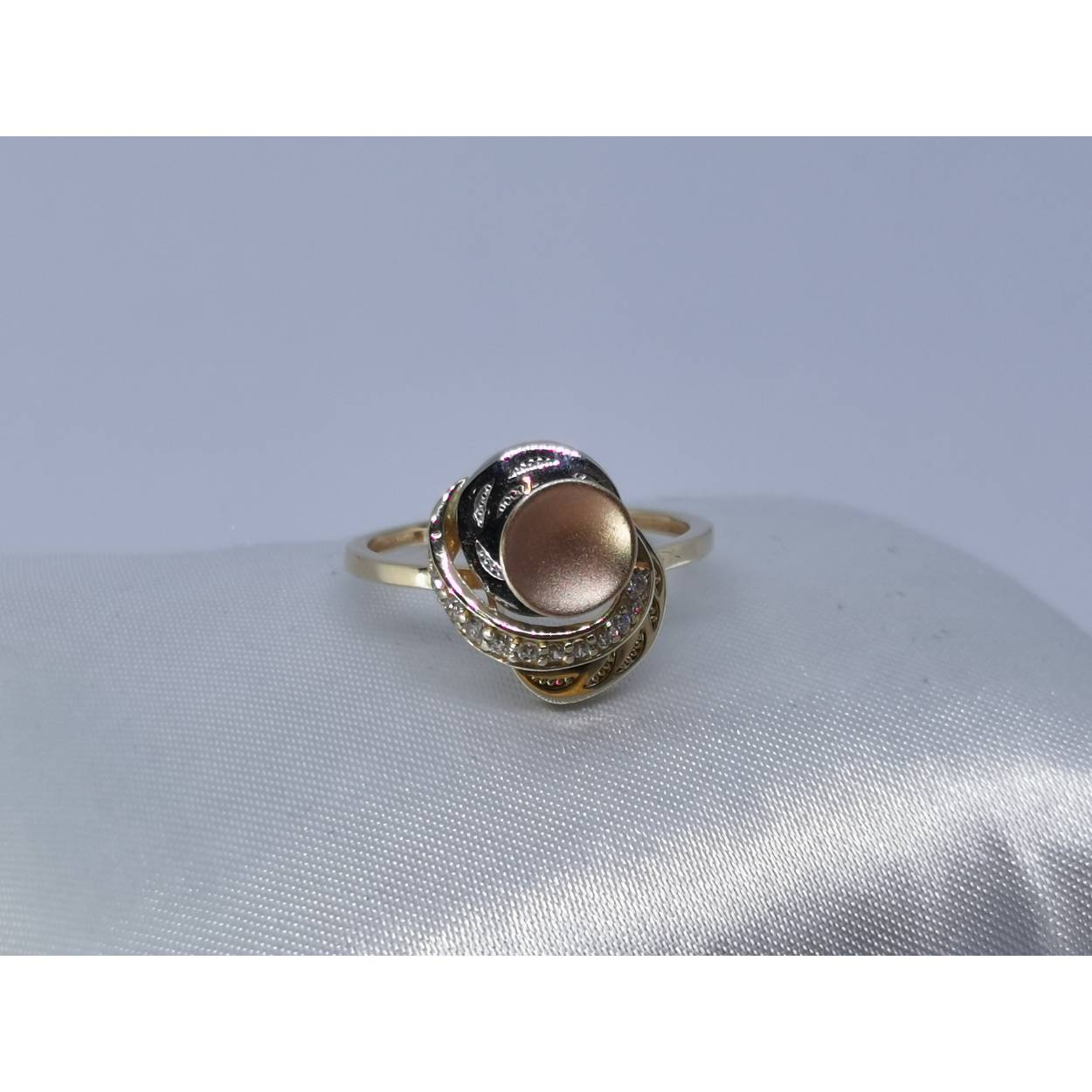14 karaat tricolor gesatineerde fantasie ring bezet met briljant geslepen zirkonia.