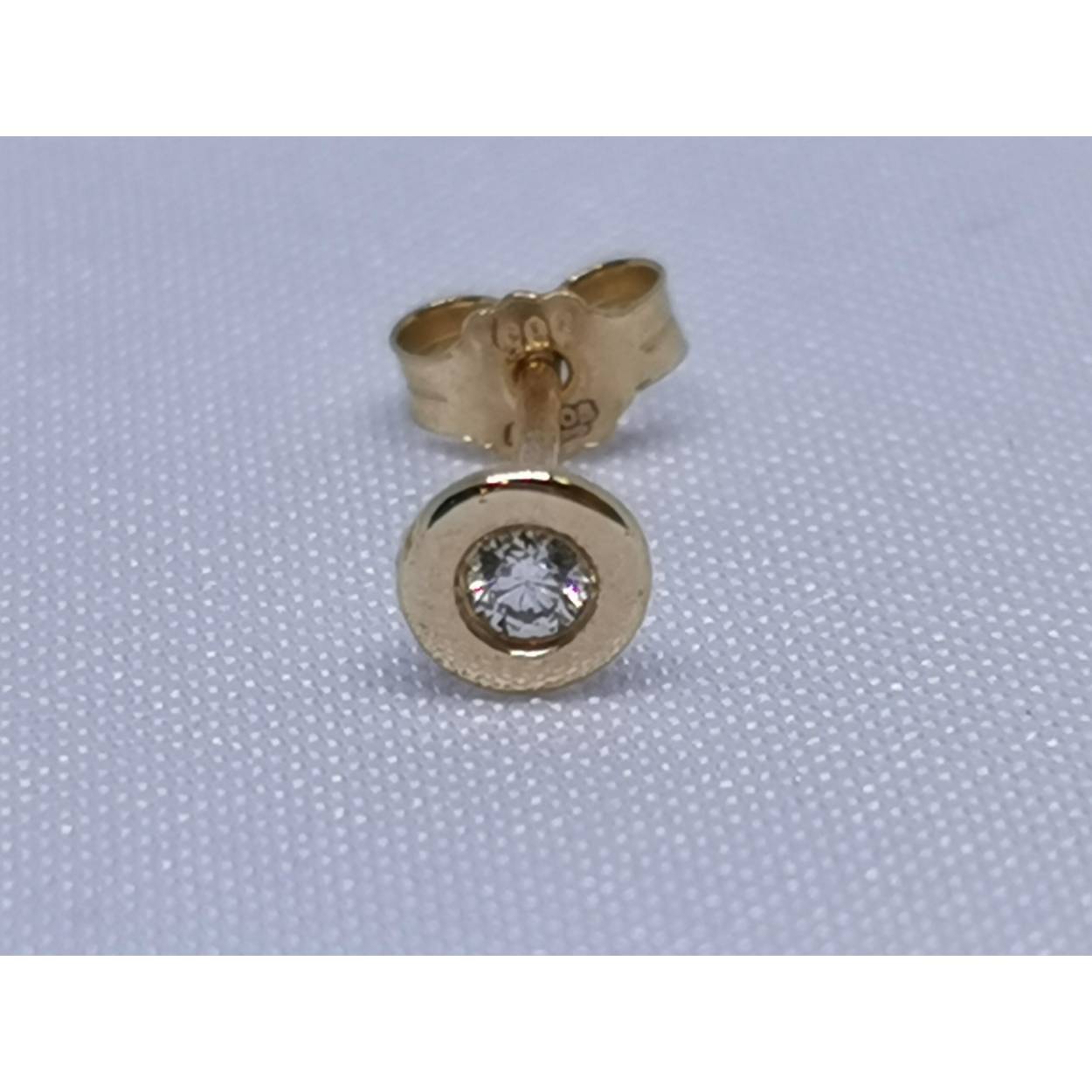 14 Karaat geel gouden solitaire oorstekers met briljant geslepen diamant.