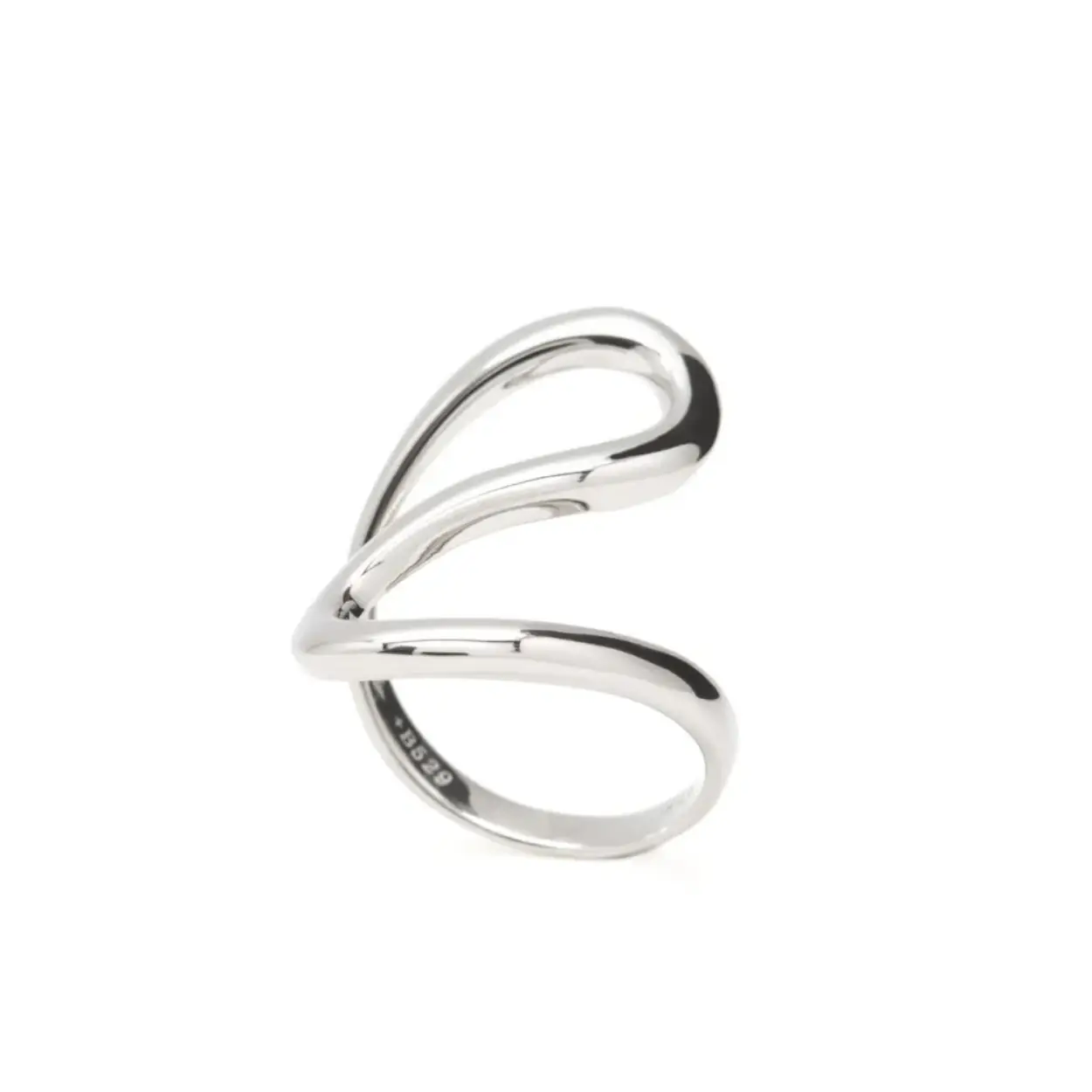 Sterling silver ring inspired by the beauty of the waves and the spirit of the sea. Ideal to never separate you from the summer and its essence. Minimalism and personality to the power.