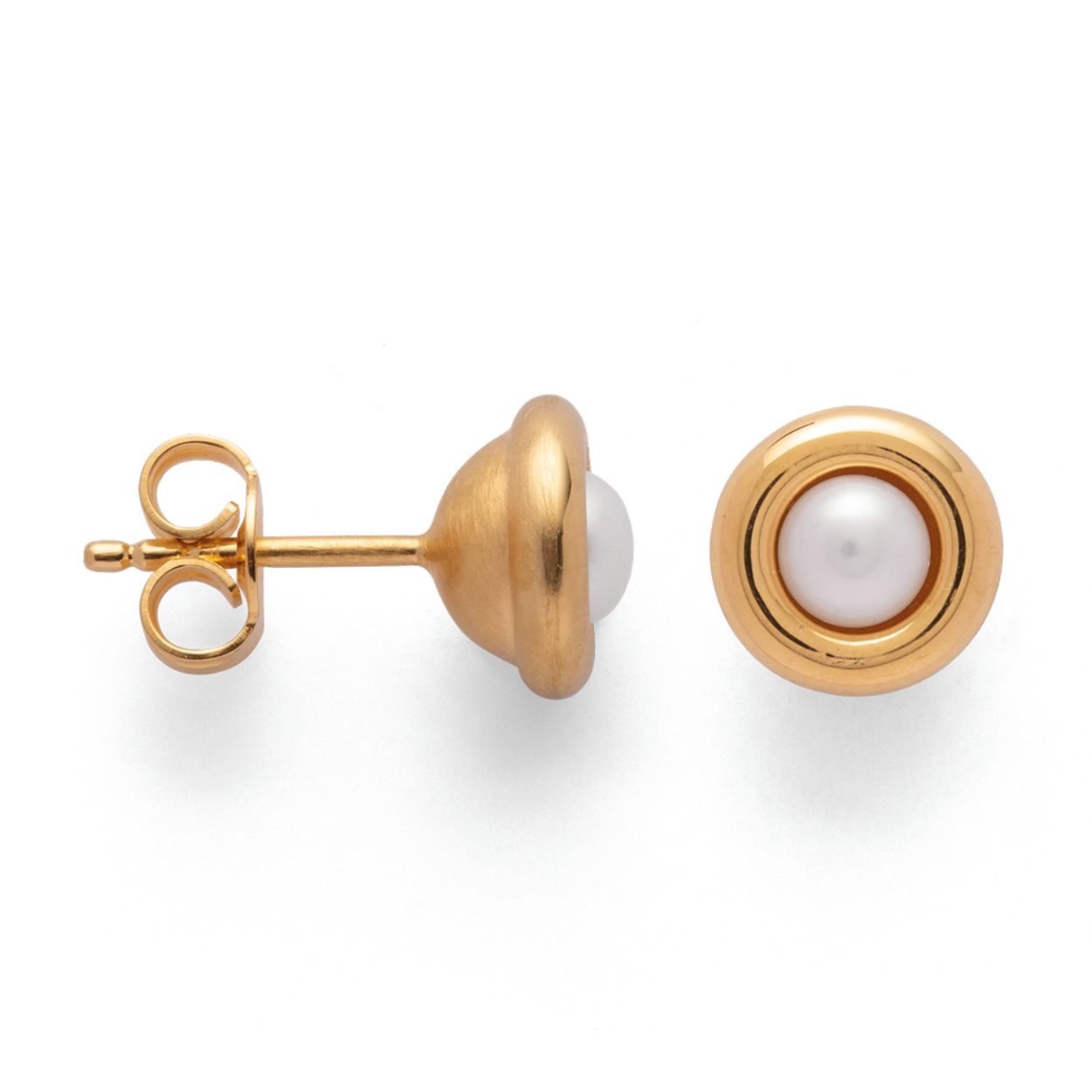 Deze edele, vergulde oorstekers van gematteerd en gepolijst 925/- sterling zilver geven perfect uitdrukking aan de witte kweekparels (1,03 ct in totaal) als symbool van tijdloze schoonheid. Een eenvoudig en tegelijkertijd elegant sieradenontwerp van ontwerpster Nadine Resch. Ook verkrijgbaar in combinatie met de bijpassende hanger, ring en armband.