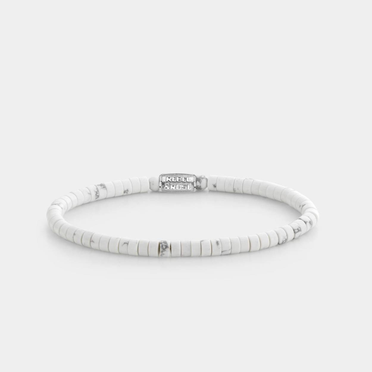 Edelstenen bead armband, handgemaakt van witte 4mm Howliet stenen in de vorm van slices / schijfjes. De sluiting is zilverkleurig. De slices armbanden laten zich heel makkelijk combineren met andere zilveren, leren of kralenarmbanden. Omdat in deze armband geen ronde stenen zijn gebruikt, heeft de collectie de veelbetekenende naam ‘No balls please’.
Maat XS: 15 cm
Referentie: RR-40081-S-XS