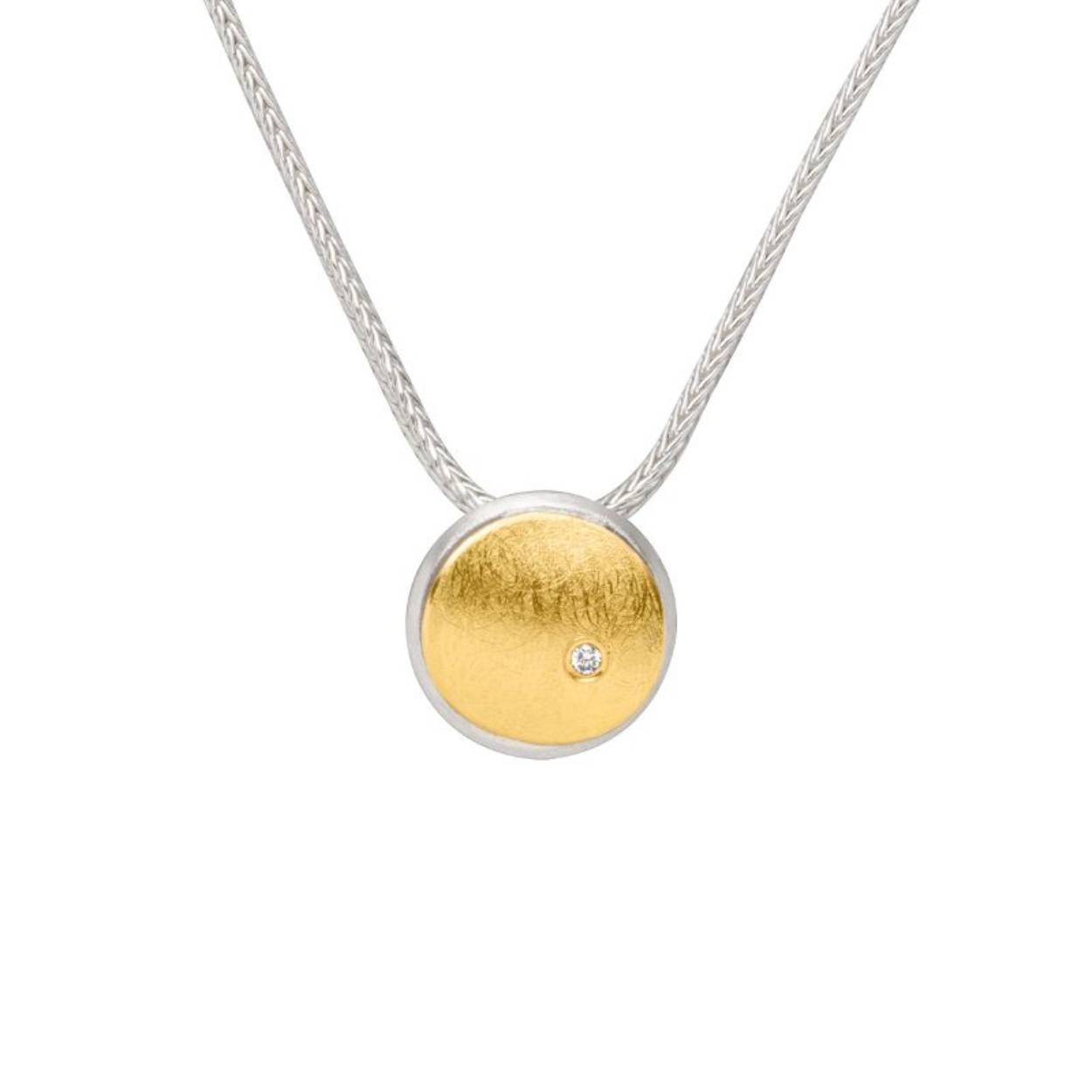 De handgemaakte design sieraden van MANU zijn stuk voor stuk iconen waarmee de drager zijn persoon onderstreept. Een bijzondere edelmetalen en contrastrijke combinaties kenmerken MANU.