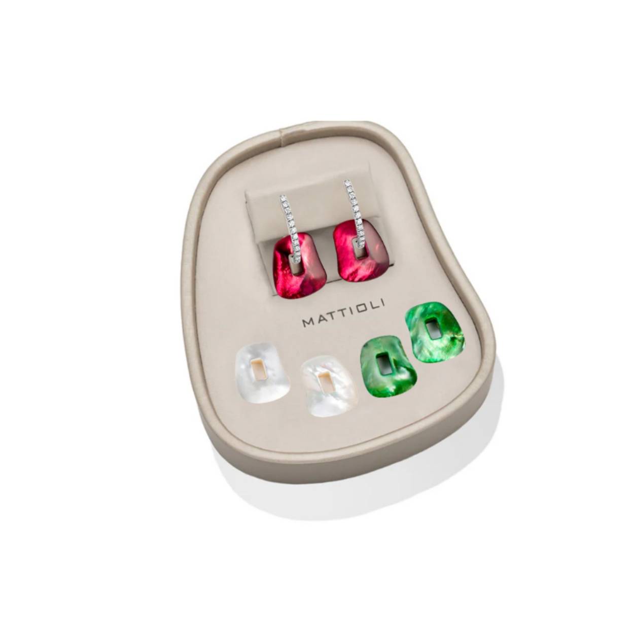 Puzzle, de iconische collectie van Mattioli. Met de verwisselbare parelmoeren kun je elke dag een nieuwe look creëren. Witgoud met diamanten en rode , groene en witte parelmoeren elementen