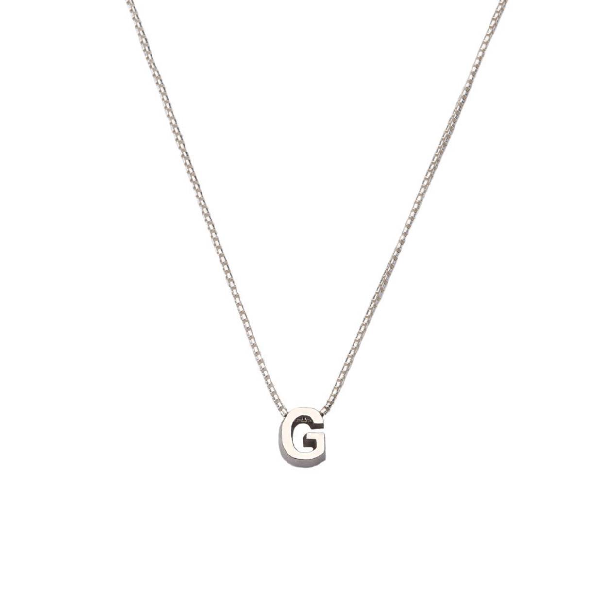 Dit Minioro collier is gemaakt van 925 gerhodineerd Sterling zilver, het lettertje is aan de voorzijde gepolijst en glanst dus mooi, de zij-/achterkant is gematteerd. Het anker collier heeft een standaard lengte van 39cm met een verlengstukje tot 42cm, als je liever een andere lengte wilt kun je dit aangeven bij je bestelling.

Verkrijgbaar in het hele alfabet. Ook leuk om te combineren met een symbool. Ga hiervoor naar zilveren combinatie colliers.

Je kunt ook alleen een zilveren letter bestellen. Hou rekening met het feit dat je de letter niet zelf over het eind oog van het collier kunt schuiven. De goudsmid moet dit lettertje aan je bestaande collier toevoegen!