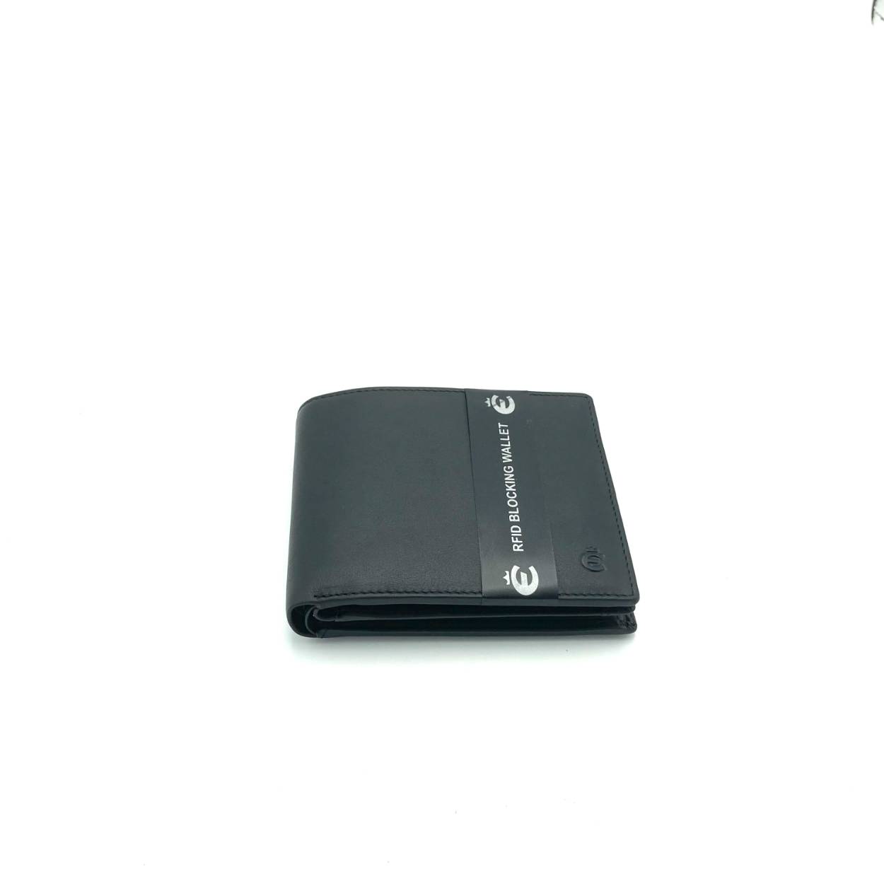 Deze billfold is zodanig gefabriceerd dat deze plat blijft in gebruik. Is voorzien van RFID blocking. Ruimte voor 12 kaartjes en 2 vakken voor papiergeld.

Afmetingen:
Hoogte 9.5cm x breed 12cm x diep 1cm