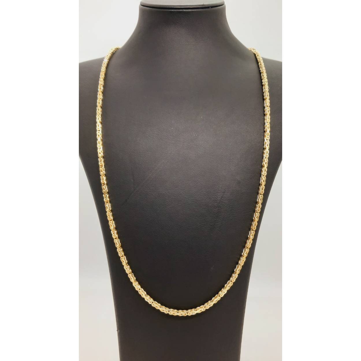 De gouden koningsketting BREA-JOY-0004005 is een verfijnde 14kt halsketting van 60 cm, vervaardigd uit 14 karaat goud en heeft een glanzende afwerking. Met een breedte van 2,7 mm en een gewicht van 26,24 gram straalt het luxe uit. Perfect om te dragen als statement-piece op een elegante avond uit.