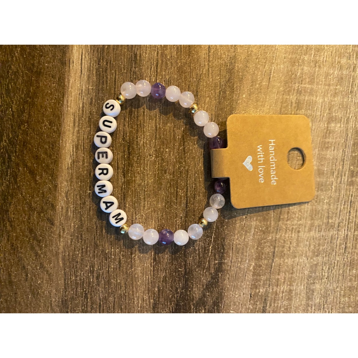 Lief armbandje met natuursteen en een positieve tekst. super om te geven en waardevol om te krijgen.