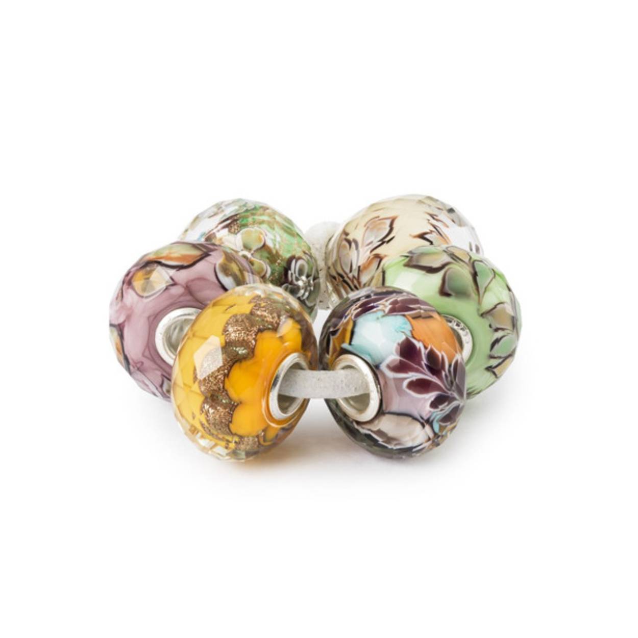 Zing de melodie van een lang leven mee met de natuur. Kralen in deze set: Bloemen bij dageraad, Gouden spoor, Lang leven, Een leven van vreugde, Bloeiende schoonheid en Wuivende bladeren.