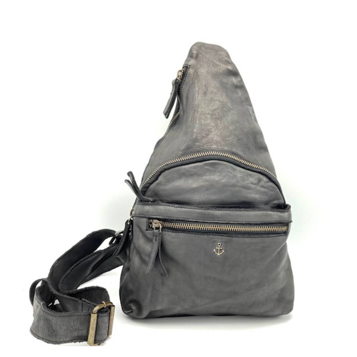 Mooie ruime crossbody welke op diverse manieren kan worden gedragen. Veel vakken en ritsen om us spullen georganiseerd op te bergen.

Afmetingen:
Hoogte 40cm x breed 21cm x diep 4cm