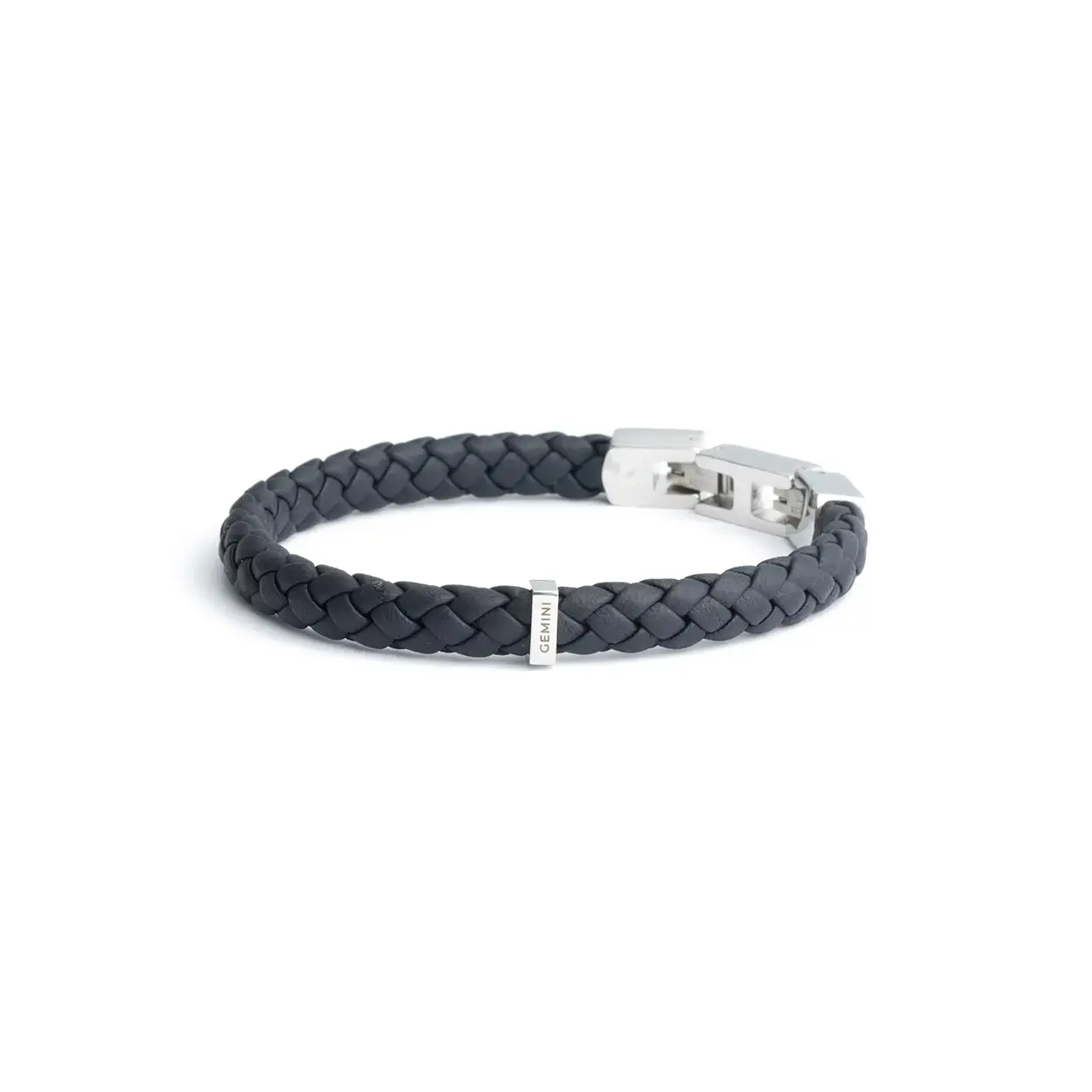 Deze Una Blue armband is volledig gemaakt van hoogwaardig Italiaans nappaleer, afgewerkt met roestvrijstalen elementen. Het Italiaanse leer is ongelooflijk soepel en zacht. Hij is verkrijgbaar in alle maten XXS tot en met XXL.

Italiaans Nappaleer staat wereldwijd bekend om zijn uitzonderlijke kwaliteit en luxueuze uitstraling. “Nappa” verwijst naar een specifiek type zacht leer gemaakt van de huiden van lammeren, geiten of schapen. De zachtheid wordt bereikt via een zorgvuldig looiproces en afwerking, resulterend in leer dat een genot is om aan te raken.

Het looiproces voor Italiaans Nappaleer is een cruciale stap in de productie ervan. Italiaanse leerlooierijen gebruiken vaak plantaardig looien of andere milieuvriendelijke methoden, wat niet alleen de kwaliteit van het leer verbetert, maar ook de milieu-impact vermindert.