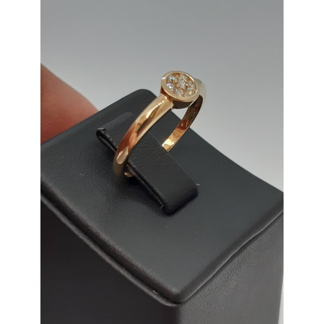 De Diamanten Verlovingsring met modelnummer BREA-000275 is een prachtige gouden ring in maat 54, gemaakt van 14-karaats goud. De ring bevat zeven briljant geslepen diamanten van SI1 zuiverheid en H (Wesselton)-kleur. Perfect om dagelijks te dragen als verlovingsring, voor speciale gelegenheden of om een stijlvolle look te completeren.