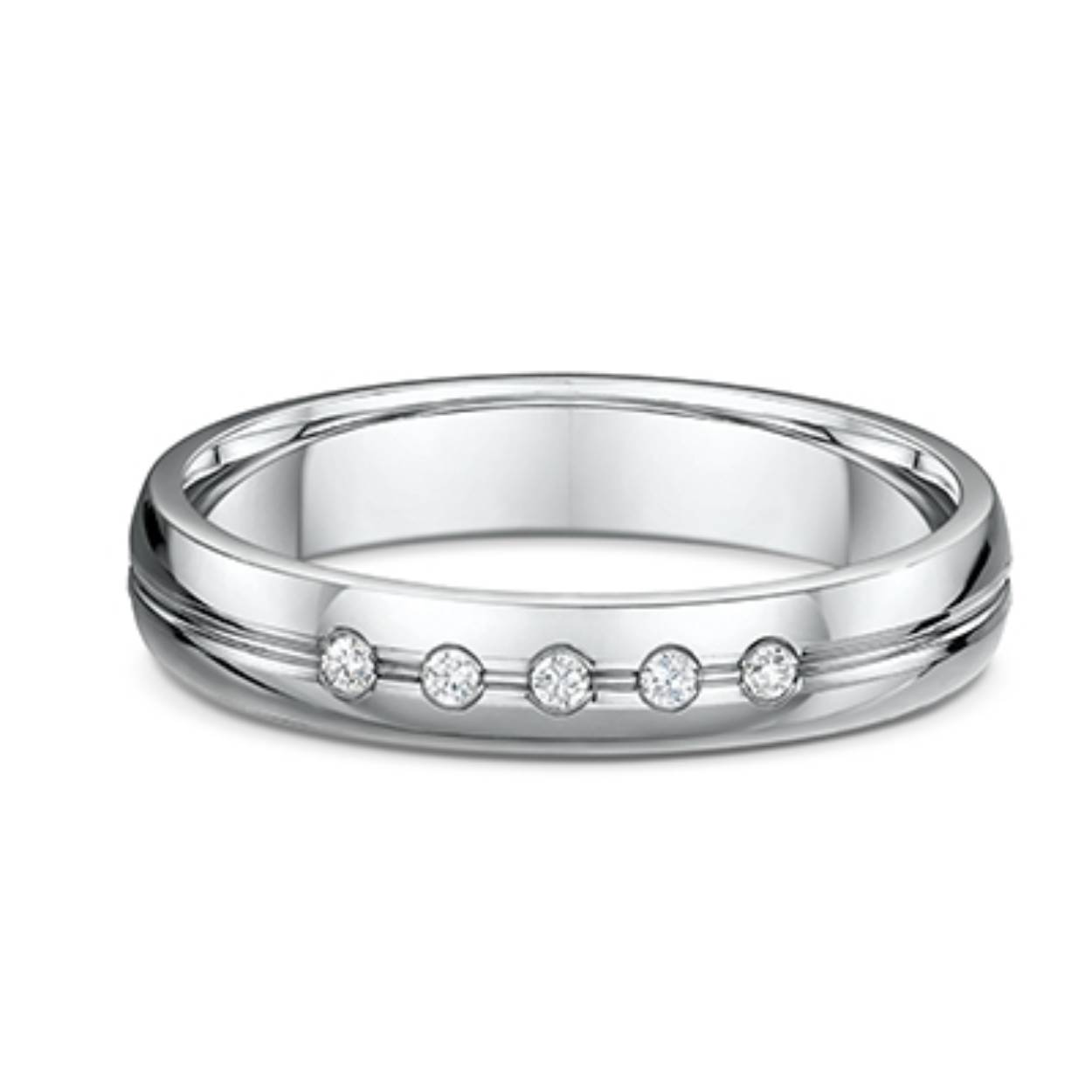 Trouwringen witgoud met in de damesring vijf diamanten. Beide ringen zijn 4 mm breed.