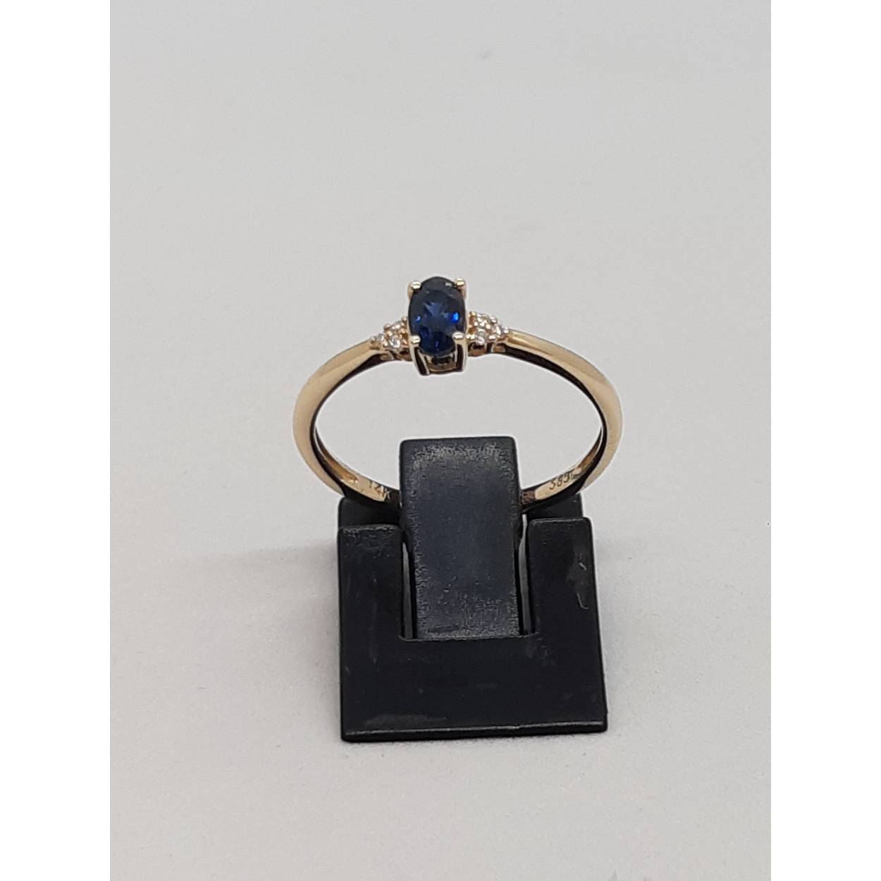 Deze prachtige ring, modelnummer BREA-0002702, is gemaakt van 14-karaats goud en bezet met 6 HSI SI1 ronde diamanten en een saffier. Het glanzende juweel in maat 54 heeft een elegante gouden kleur. Perfect voor speciale gelegenheden, draag het als een opvallend statement of combineer met andere sieraden voor een elegante look.