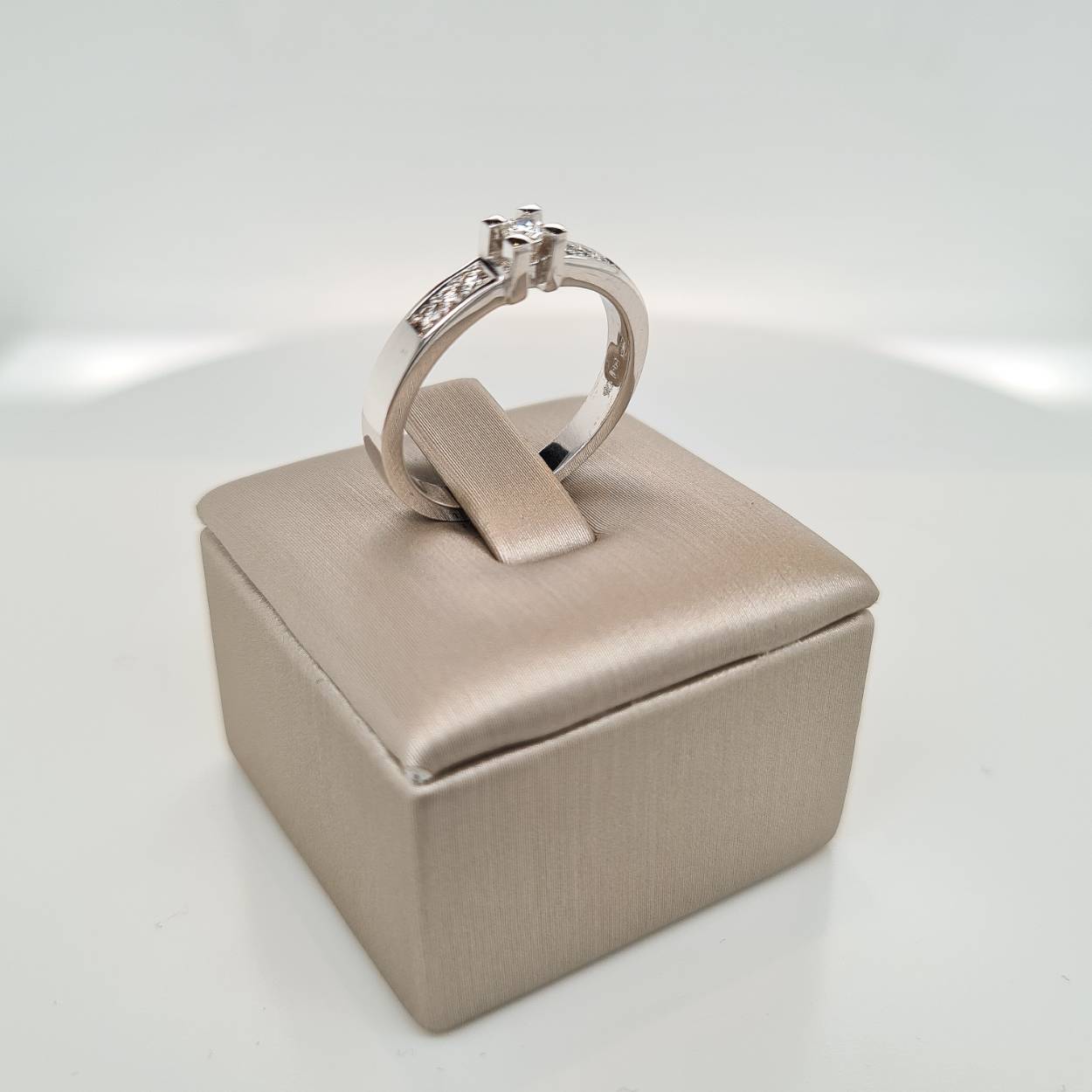 Prachtige 14krt witgouden ring met diamant, 1-0,07/6-0,09 Crt H SI.

De maat van de ring is 54 (17 1/4). Heeft u een andere maat, neem dan gerust contact met ons op.