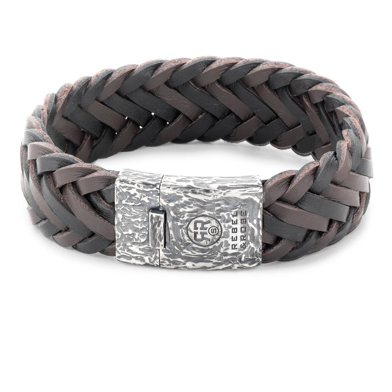 LIMITED EDITION Zwart/bruine leren armband, handgemaakt met Sterling 925 zilveren sluiting. Het brede leer is bruin en zwart en met veel zorg en vakmanschap gelooid door de ambachtslieden van Rebel and Rose. Prachtig rundleer dat mooier en soepeler wordt naarmate je het langer draagt. Ze doen het perfect in combinatie met onze Sterling Zilveren armbanden, ringen en kralen armbanden. Het leer moet worden ‘ingedragen’ dus mag in het begin iets strakker zitten dan je zou willen. Meet je polsomtrek op en kijk in de maattabel voor de juiste keuze.