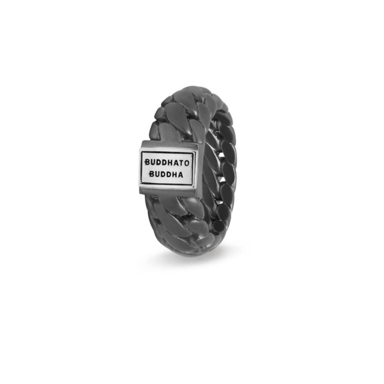 Het ontwerp van de Ben Small ring is aangepast met een unieke matte rhodium finishing en gepolijste zilveren details. Jouw levensstijl en de natuurlijke elementen bepalen de look van je sieraad in de loop van tijd en creëren een vintage en ruwe uitstraling die een persoonlijk statement is van jouw reis door het leven. Deze ring valt in de categorie brede ringen.

Let op! Deze unieke rhodium finish is zo ontwikkeld dat je sieraad een vintage look krijgt naarmate je het draagt. Zo ontwikkel je een eigen look, passend bij jou levensstijl.