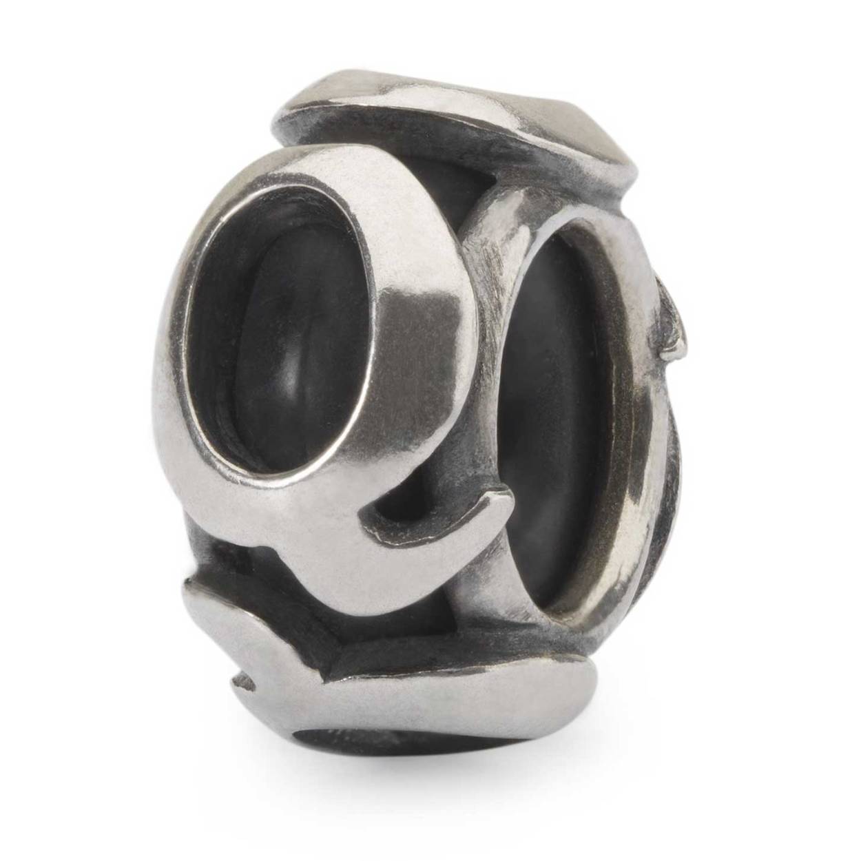 Dit is een kraal van Trollbeads met de naam: Q Stopper. Deze kraal is gemaakt van sterling zilver.