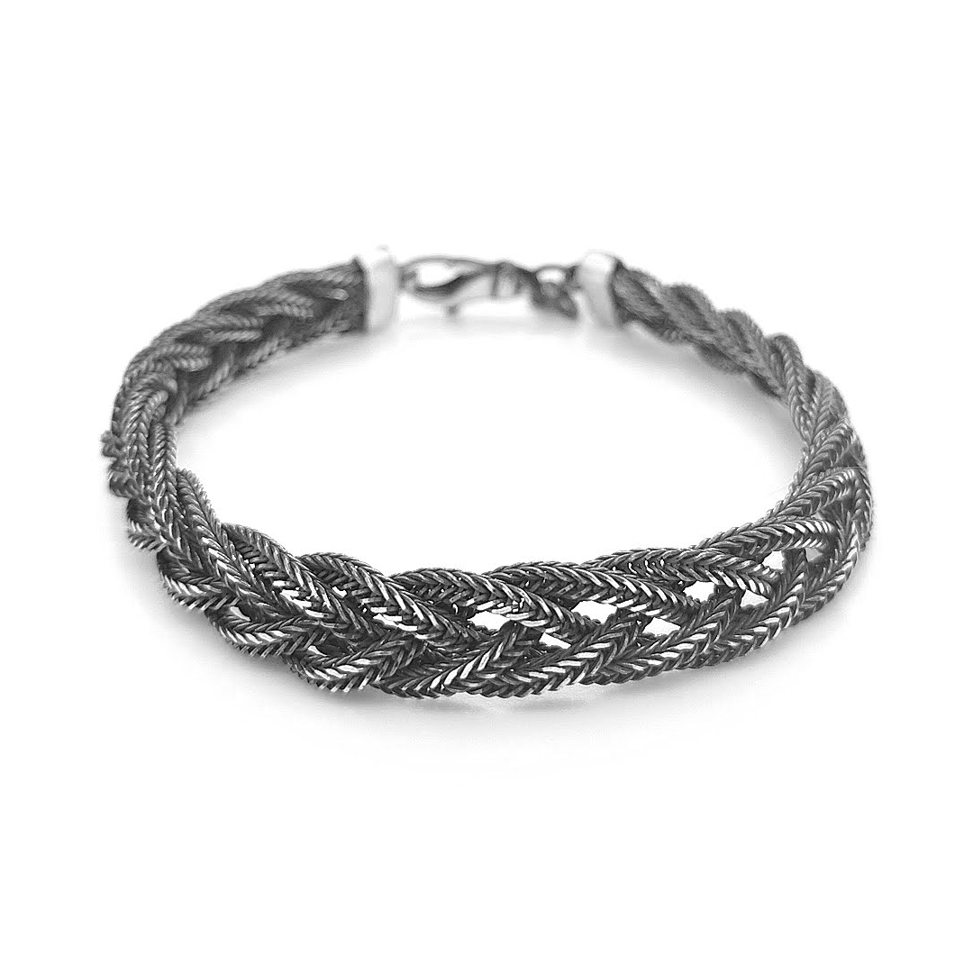 Deze armband is gemaakt van 925 zilver. De armband is donker van kleur.