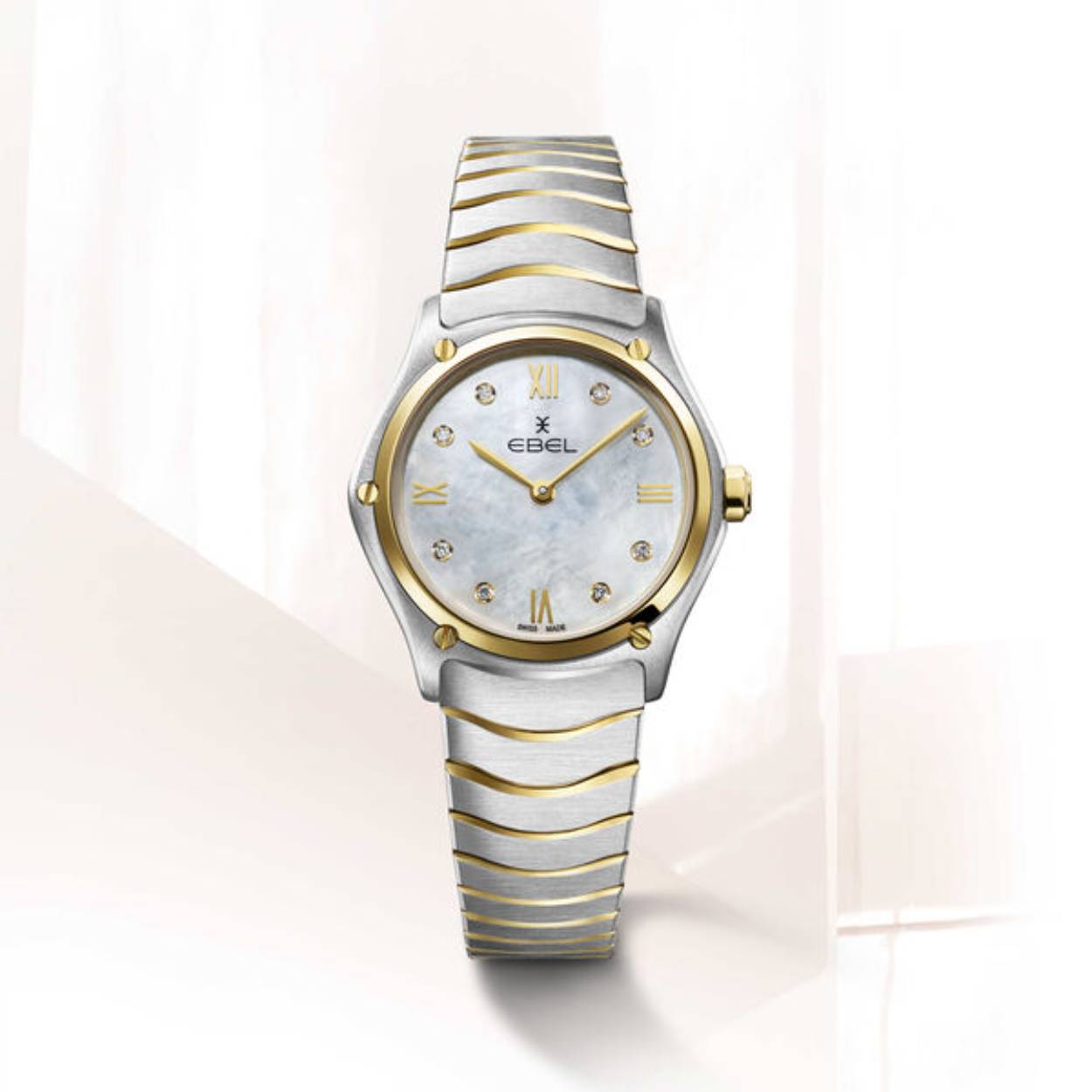 Ebel herdenkt met de Ebel Sport Classic Lady een sportief icoon van het Zwitserse horlogehuis uit de jaren 70. De Ebel Sport Classic heeft een tijdloos ontwerp met elegante, slanke geometrische vormen. De golvende armband is als handtekening gebleven, maar is in de 2018 versie slanker dan het oorspronkelijke Sport Classic-model. De nieuwe armband is perfect geïntegreerd in de gekromde kast van het horloge, waardoor het comfortabel draagt. De kast valt op door de zeshoekige vorm, waarbij de gepolijste lunette eveneens een verwijzing is naar het originele model.