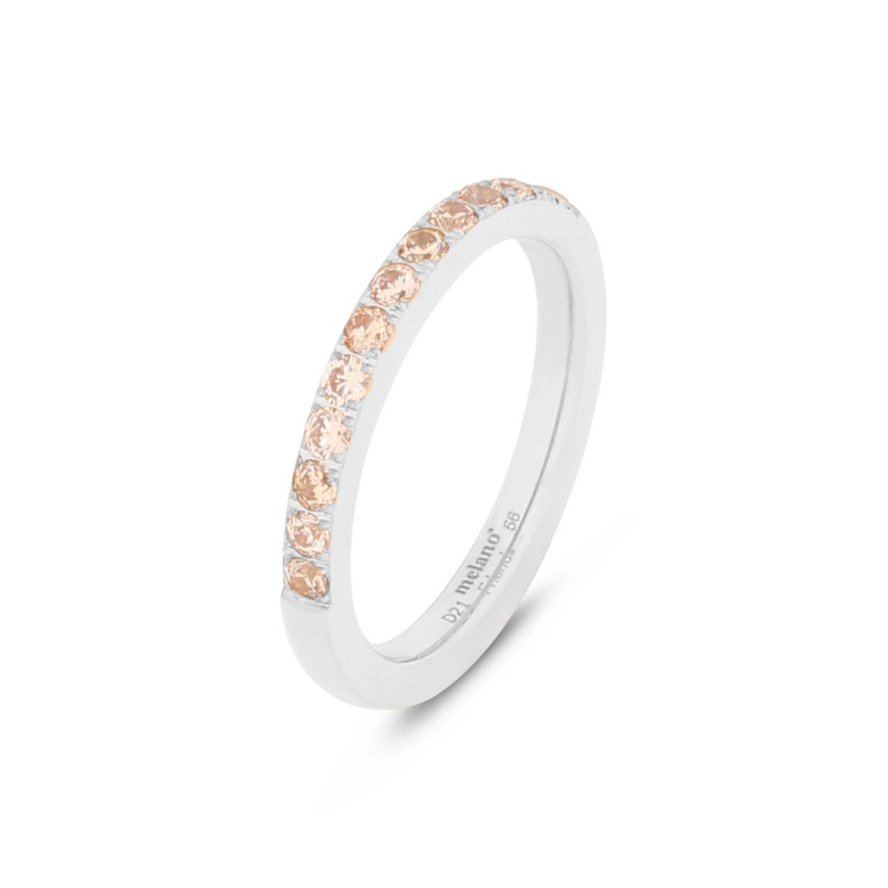 De Melano Friends Saddy ring is een prachtige sprankelende ring die zowel los te dragen is, maar ook geweldig staat als aanschuifring bij alle andere Melano ringen. De ring is een bredere variant van onze bekende Sadé CZ ring en is er in drie verschillende subtiele tinten zirkonia. De Saddy ring is 2,5 mm breed en is verkrijgbaar in een zilver-, rose goud- of goudkleurige plating.